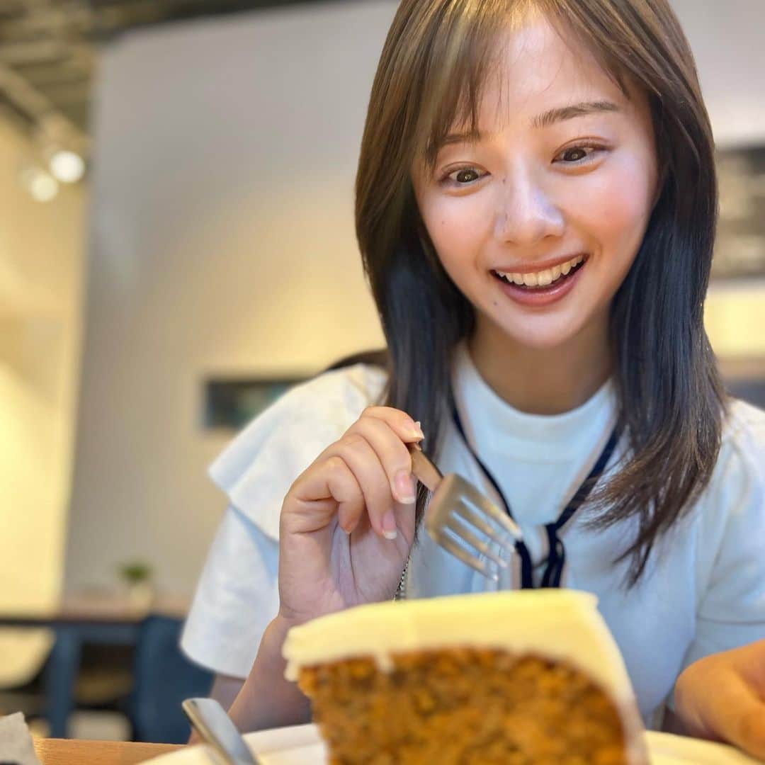 熊江琉唯さんのインスタグラム写真 - (熊江琉唯Instagram)「写真撮ってくれた妹から「この写真絶対使って！」と言われたので載せます。笑  確かに、大好物を目の前にすると良い笑顔になるらしい😂  #キャロットケーキ #大好物 #カフェ #カフェ巡り #渋谷カフェ #渋谷グルメ #carrotcake #cafe #shibuya」9月18日 15時24分 - ruikumae