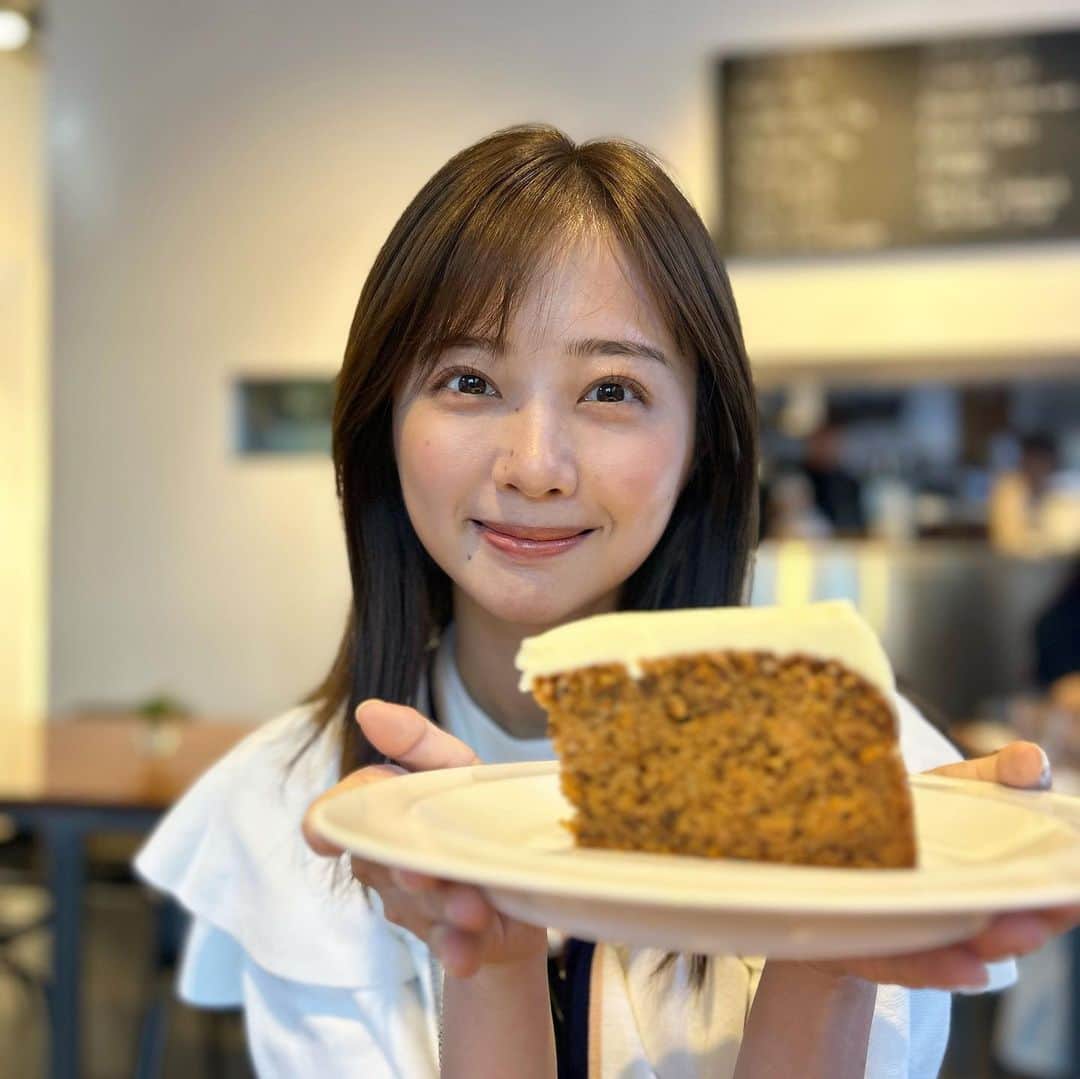 熊江琉唯さんのインスタグラム写真 - (熊江琉唯Instagram)「写真撮ってくれた妹から「この写真絶対使って！」と言われたので載せます。笑  確かに、大好物を目の前にすると良い笑顔になるらしい😂  #キャロットケーキ #大好物 #カフェ #カフェ巡り #渋谷カフェ #渋谷グルメ #carrotcake #cafe #shibuya」9月18日 15時24分 - ruikumae