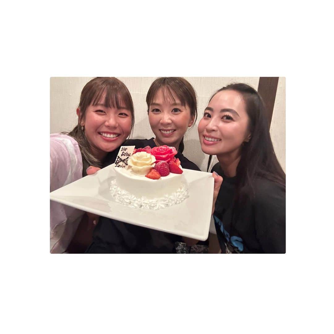 柏原明日架のインスタグラム：「…@  えりか姉さんの優勝祝いぱーちー✌🏻  お祝いのケーキをカットしてる ゆーりちゃん(@yuri_yoshida__)のオモシロ写真は 次のお祝いで出す予定です。お楽しみに。ぷ  みんなでがんばるぞーーーーー！」