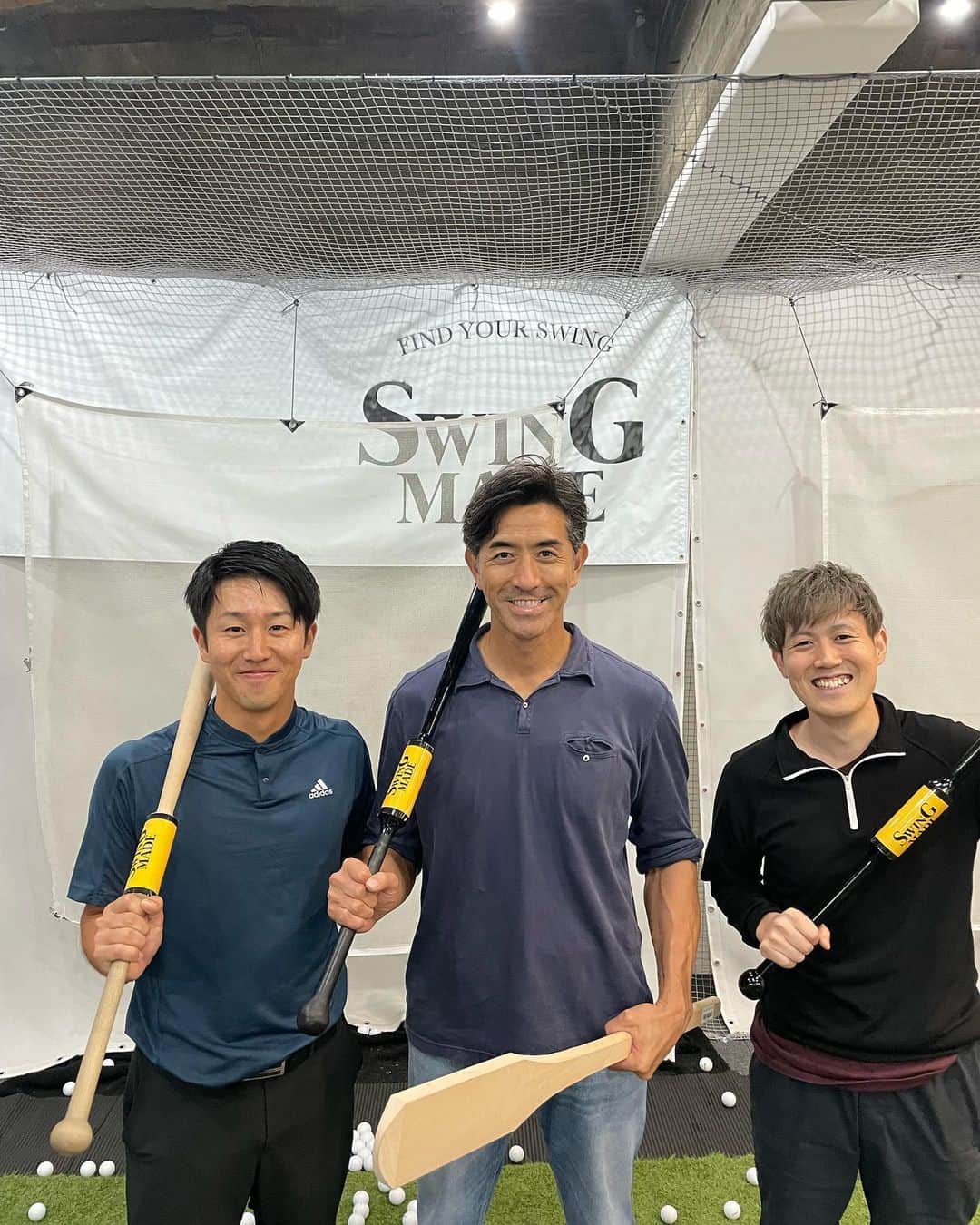 G.G.佐藤のインスタグラム：「野球とゴルフスイングは同じ バレルバットをゴルフ用にして、レッスンをしているSWING MADEに行ってきました。 アメリカではスタンダードのスイングでガチレッスン。  GGが開発したホームランを打つ為に重力を味方につけるgravityスイングと共通点がたくさんあった！ #swingmade  #トミゴル #小椋ひろき  #バレルバット」