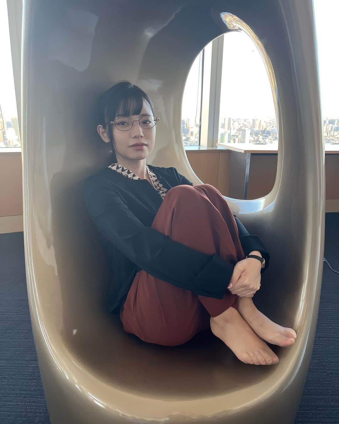 トリリオンゲームのインスタグラム：「.  【📸】  #未来の水樹はガクの秘書 #相変わらずドSです #あかせあかり #トリリオンゲーム💸 #TVer では1週間見逃し配信中 全話配信は #UNEXTParaviコーナー #Netflix で🙌🏻」