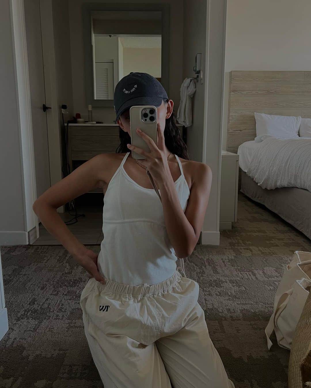 のインスタグラム：「ㅤㅤㅤㅤㅤㅤㅤㅤㅤㅤㅤㅤㅤ 約5年振りのHawaii 🌺  今回はお仕事で来たので、 毎日とにかく動きやすいコーデ💪🏽✨  ㅤㅤㅤㅤㅤㅤㅤㅤㅤㅤㅤㅤㅤラフで楽ちんだけど 可愛いお洋服に大助かりです😮‍💨💕  ㅤㅤㅤㅤㅤㅤㅤㅤㅤㅤㅤㅤㅤTopsは @alexiastam_official  ウェルネスラインの新作🩶  ㅤㅤㅤㅤㅤㅤㅤㅤㅤㅤㅤㅤㅤまもなく発売ですよん💕  Pants は @tw2021twtw です🤍 こちらもお気に入り💋  ㅤㅤㅤㅤㅤㅤㅤㅤㅤㅤㅤㅤㅤ#alexiastam」