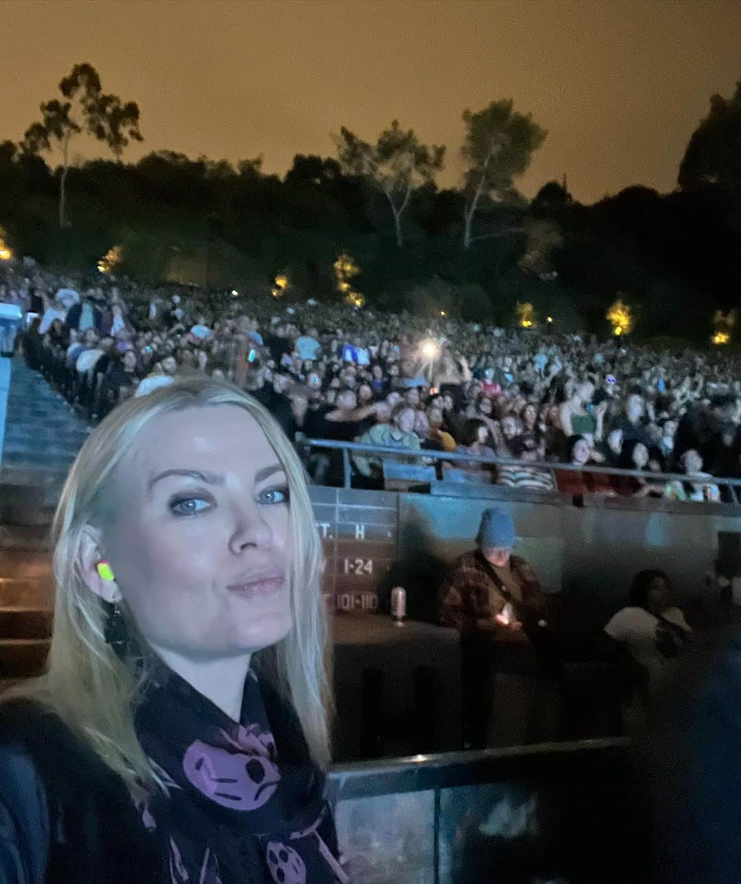 イリナ・ヴォロニーナのインスタグラム：「Magical night at the @hollywoodbowl w @pixiesofficial and @modestmouse and hubby ❤️」