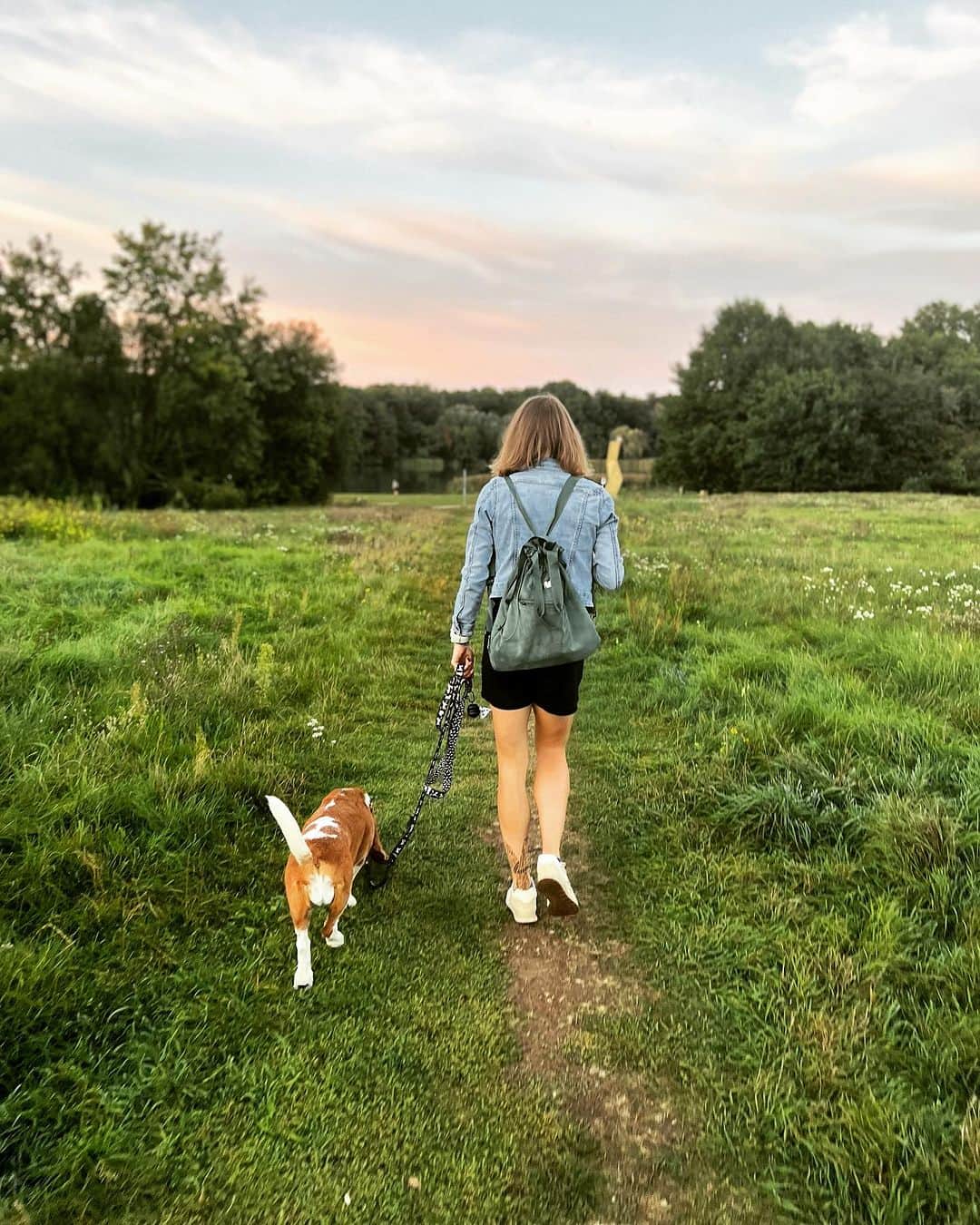 Patrycja WYCISZKIEWICZのインスタグラム：「Wkraczają w kolejny tydzień pełen przygód z moim psyjacielem @figa_basset_hound 🐶 Dobrego tygodnia dla Was kochani! ♥️🤞🏼🫡 #walk #monday #adventures #qualitytime #relax」