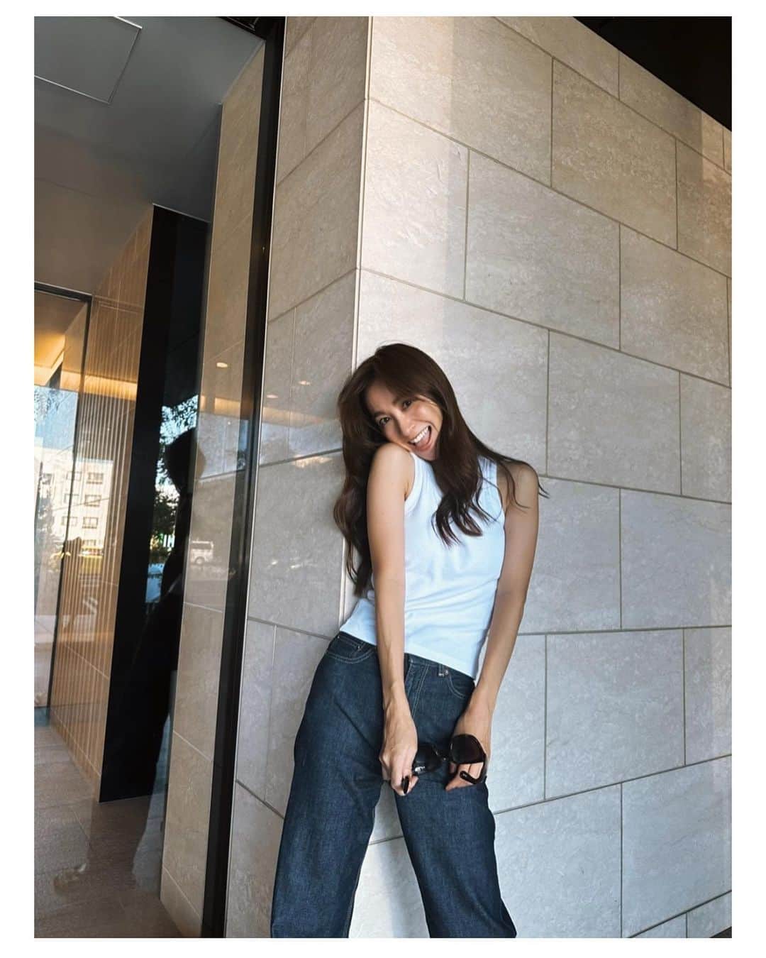 のインスタグラム：「暑いね暑いね 夏はこのコーデが好きです デニムに白で合わせるのが個人的にはとても好き🤍  いつもかけてるサングラスは @tomford です🕶️ なかなか自分の顔にあうサングラスがなく これは8年くらい前に買ったやつ  今はメガネを探してて モスコットにしようかな〜って そんな感じです  tops  @uniqlo_jp  pants  @ronhermanstore   #デニムコーデ #本日のコーデ」