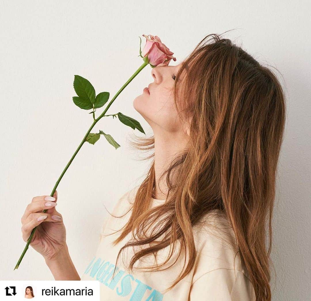 のインスタグラム：「Thanxxx!! @reikamaria  🌹🌹🌹🌹🌹 @evangelista_2021 🩵🩵🩵🩵🩵  #Repost @reikamaria with @use.repost ・・・ 私がパートナーを務めさせて頂いております。 フェムビーイング　@fembeinghensyubu  こちらのサイトは女性が自分らしく生きられる為の情報を発信しています。  『自分らしさ』 この言葉にはとても考えさせられて来ました。 日々様々な経験の中で、毎日自問自答の繰り返し、 誰にもわかって貰えない様な思い、孤独感。 正解がわからないまま毎日が過ぎて行く中で 待ったがきかず日々はどんどん流れていく。 これで良いの？私は何なんだろう。 誰かに話したい。理解してもらいたい。優しくされたい。 単純な願望の中で満たされない自分は日々悲しく小さく なっていた時、、 そんな思いの中で生きて居た時の事、私が経験した思いや そこから学んで来たたくさんの事。 全てを糧に生きて来たからこその今。  今までの経験は私にとっての宝物です。  今だにたくさんの思いや様々な出来事が私の周りにはあります。 だからこそ私は弱さを出せる様になり、より強くもなれました。 だからこそ人の痛みがわかる様になりました。  今の私は家族の笑顔の為に自分が在ると言えます。 家の中と外の温度差をほぼゼロにする事。 使い分けの人生は『自分らしさ』とはかけ離れています。 そこには表向きのインスタントな笑顔なんて必要無くて、 心が笑っている事が何よりも大切。 そんな心がフフっと微笑んじゃう。 なんか今日って素敵な日だったな。。 そんな事をゆっくり振り返れる日が増えたら、それは『幸せ』という事。 刺激的な事をして幸せを追うのでは無くて、 幸せが湧き上がってくる。これが日常だったら、それが『最高』だという事。  人は少しの事で幸せになったり不幸になったりします。 それはほぼマインド次第だと思っています。 心の幸せを感じられるかどうか。 何か不安だったら、原因を取り除けば良い。 きっと単純な事で人はもっと幸せになれる。  私はこの頭の中が忙しい世界に産まれたのにも意味があるのだと思います。 だからこそ、クリアな思考になって穏やかなハートでここからの時間を過ごしたいと思っています。  フェムビーイングでは1人で悩んだりしないで、心をシェアしてくれるだけでホッと一息つける様な、そんなリラックス出来る場にしていきたいと思っています。  ビックスマイルも良いですが、思わずニヤけちゃう方が私には合っていて、そんな内側からの喜びや幸せを見つけるジャーニーに皆様と一緒に出れたら、これから更に楽しいと思います。  いつもありがとうございます🩷  愛を込めて  -------------------------------------------  衣装 @discus_kobayashi  @evangelista_2021  ------------------------------------------ #femtech #フェムテック」