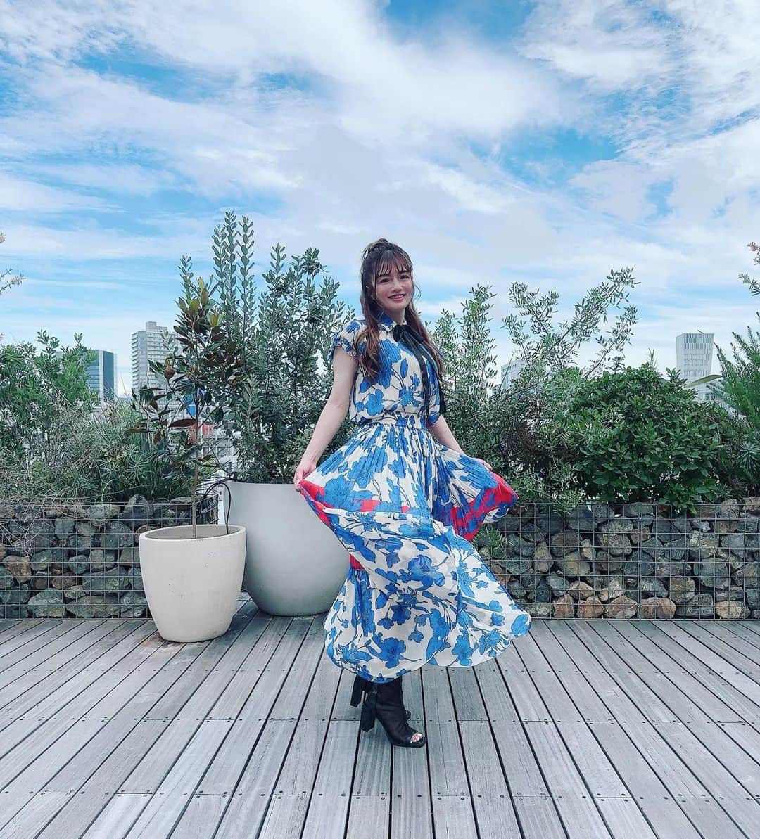 安西ひろこのインスタグラム：「グリーン🍃と 収録衣装のブルーと 空がキレイすぎた💙 . #衣装 #私服 #ワンピース　に見えて #セットアップ ☺️🩵💙🩵」
