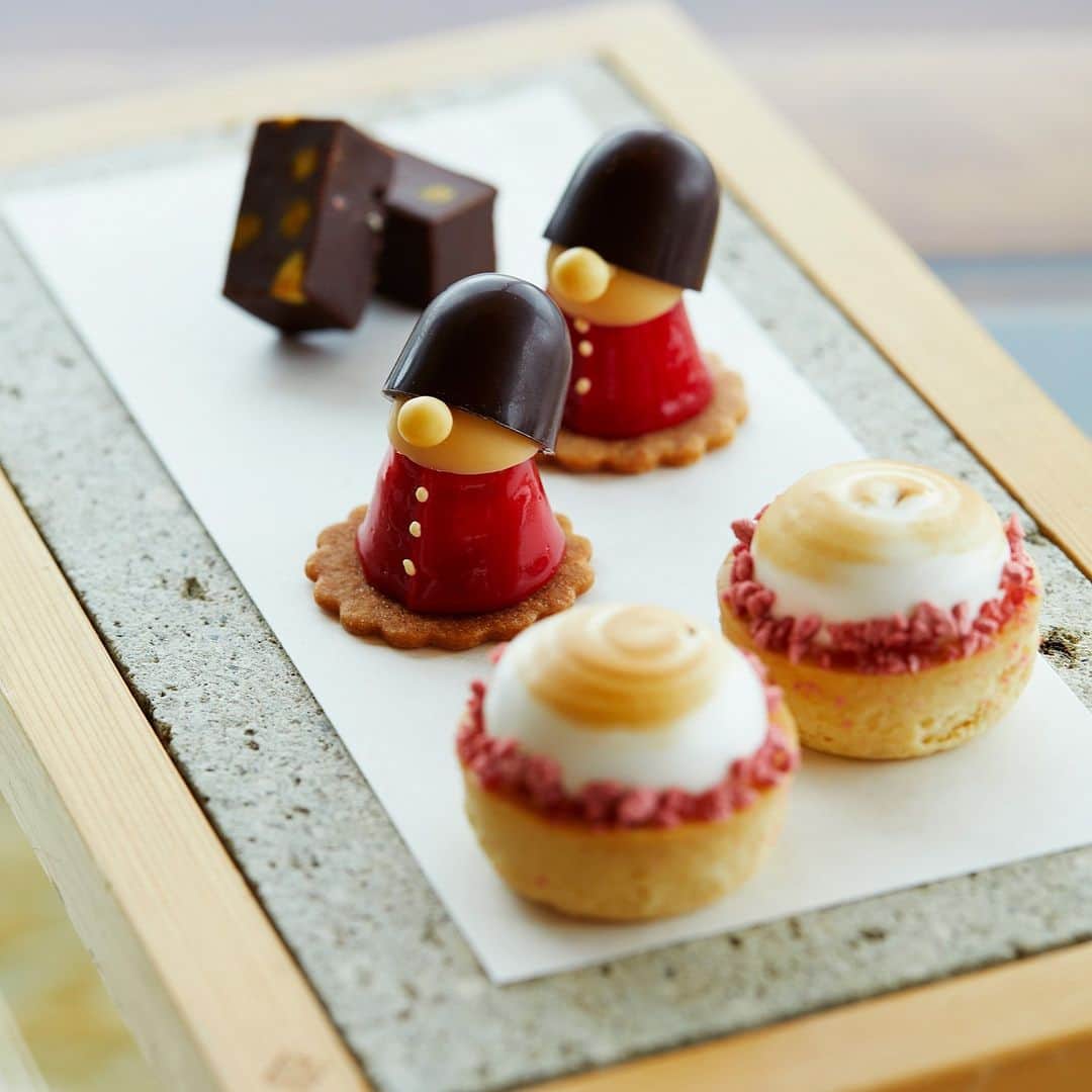 The Peninsula Tokyo/ザ・ペニンシュラ東京のインスタグラム：「ロンドンを感じてみませんか。ザ・ペニンシュラロンドンのオープンを記念してザ・ペニンシュラ東京では、イギリスをイメージした食べるのがもったいないスイーツアメニティをご宿泊のお客さまへご用意しています！🇬🇧  Marking the inauguration of The Peninsula London on September 12th, enjoy an authentic British-style breakfast, showcasing an array of traditional dishes, and in-room amenities that celebrate the essence of Britain.🇬🇧」