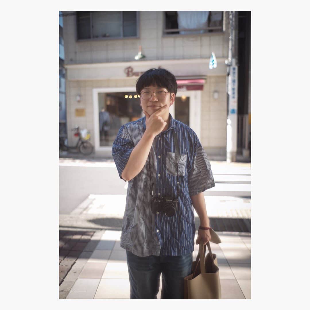 花澄のインスタグラム：「休日の山崎くん。 （マネージャー） （山崎くんはFUJIユーザー） （真似したつもりが逆の手）  Leica M10-P summilux 35mm f1.4 2nd  #leica#leicam10p#summilux#summilux35#summilux35mm2nd#oldlens#オールドレンズ#tokyo#japan#oldlens_tokyo#花澄#kazumiphotography」