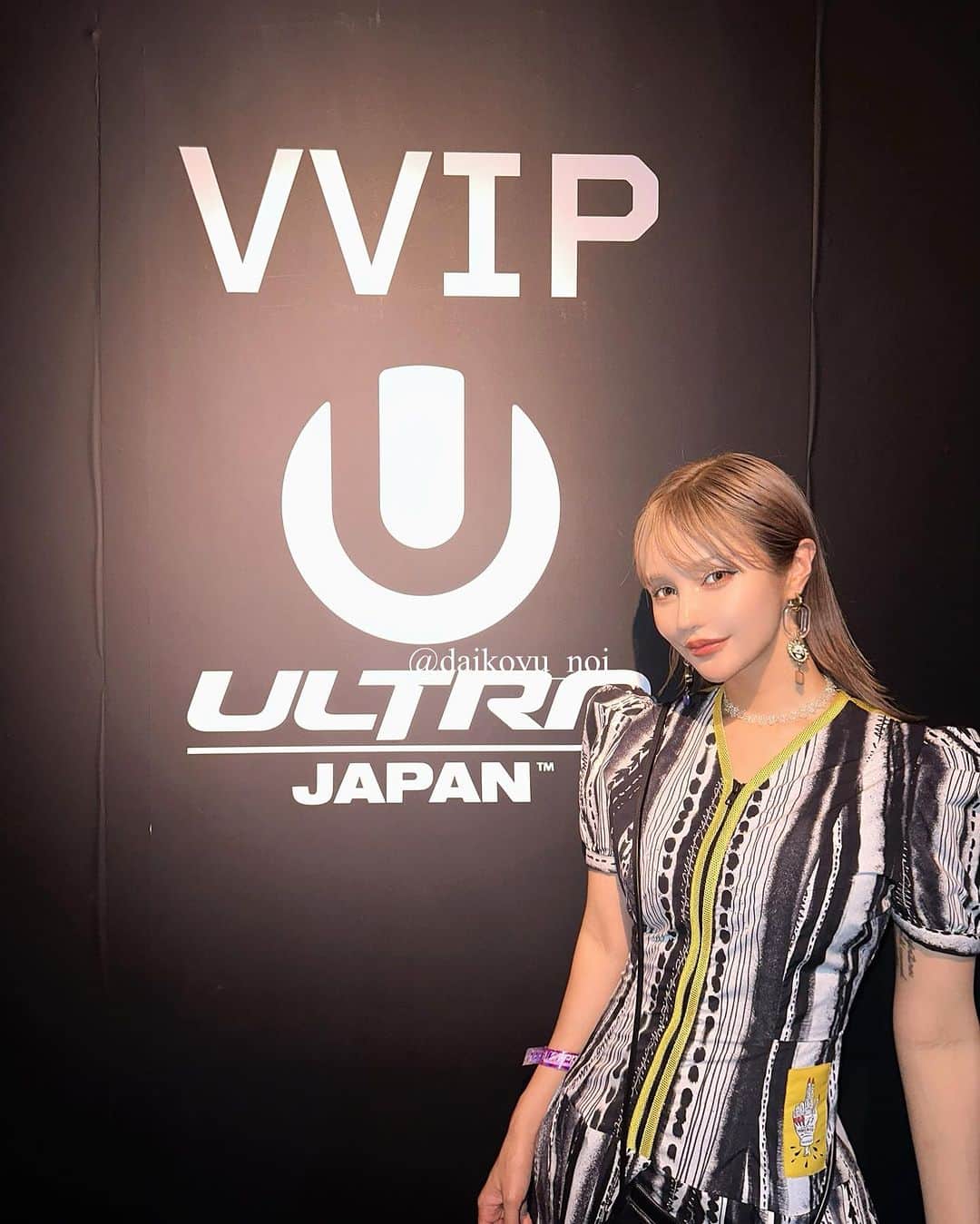 のいちゃんのインスタグラム：「. . 今年もULTRA JAPAN🇯🇵 に、行ってきました〜♡♡ たっくさんシャンパンのんで 色んな人に会えて楽しかった💛 . . . #ultrajapan #ウルトラジャパン  #沖縄#水着#水着女子#tatoogirl  #afactory #ダウンタイム #ショートカット#シーシャ #vantyme#travel#summer#diet#sea#beauty#整形#豊胸#makeup#川越#大阪#北新地#ミナミ#東京#新宿#歌舞伎町#博多#錦#キャバ嬢#シーシャ#のいちゃん」
