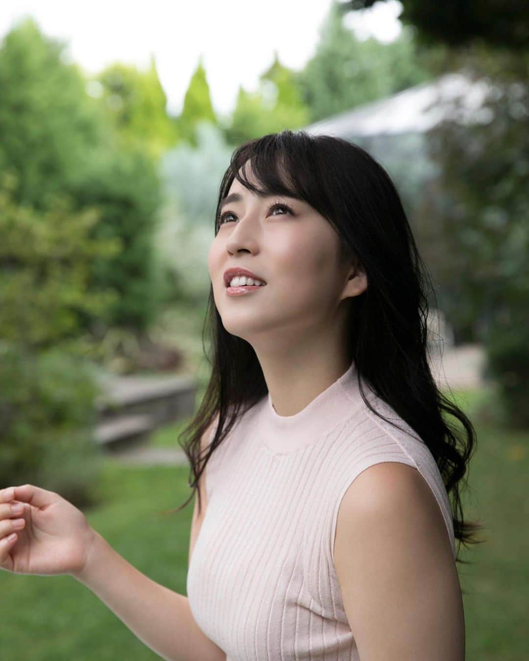 薄井しお里のインスタグラム：「9/10で、グラビアデビューして5年となりました🌿 これからも変わらずあなたの近くに🌼🫧  健やかな日々が続きますように🫧  いつもありがとう♡ #グラビア　#グラドル　#デビュー　#週刊ポスト　#910」