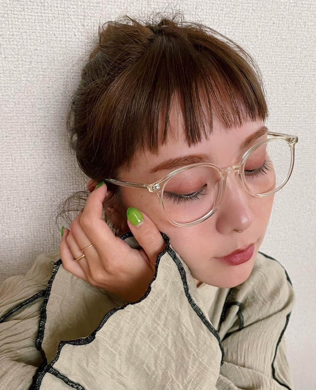 久恒美菜のインスタグラム：「ゆるっと着心地のいいワンピース  いつもよりスモーキーなカッパー系のアイメイクと、大好きなクリアフレームの眼鏡で少しだけキリッと🤎 アイシャドウはKATEだよ〜  #JINS #jinsoutfit #ジンズ #baserange #アダムエロペ」