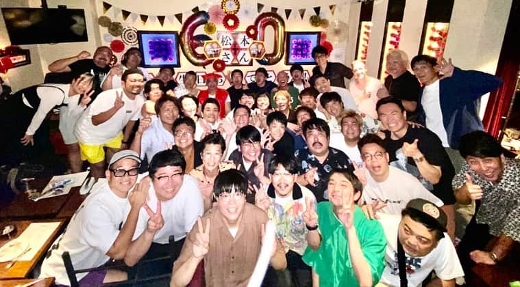 井上裕介のインスタグラム：「偉大なる大先輩の誕生日安心還暦パーティー。 マジで凄かった。  #ダウンタウン #松本　さん #誕生日 #還暦 #パーティー #参加してる人 #全員 #売れっ子」