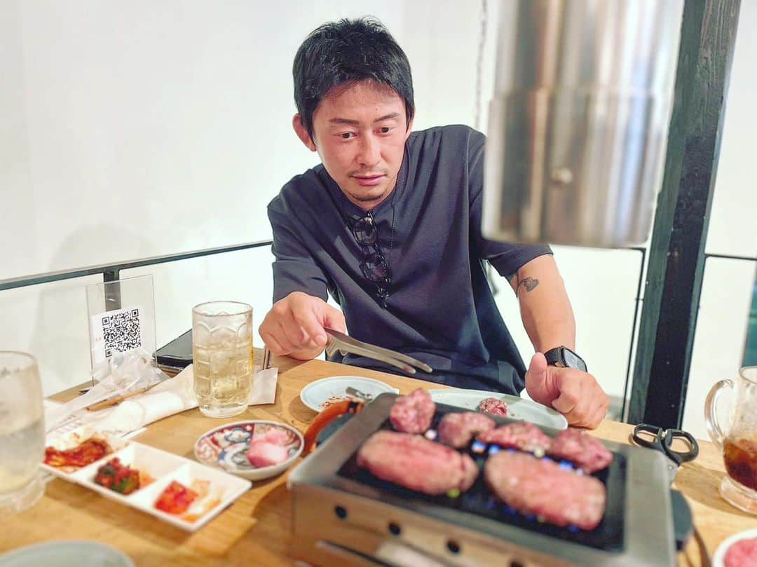 吉永啓之輔のインスタグラム：「お前達  俺が焼いてる時は  肉に触るなよ  #焼き奉行」