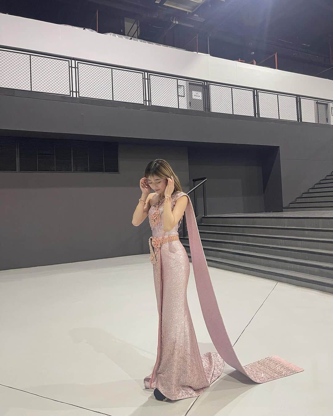大久保美織のインスタグラム：「2shot Day1  ชุดไทยแต่งงาน~~~ น่ารักมาก สวยมาก💕 Thai wedding dress It’s so pretty and beautiful 💕 タイのウェディングドレス めちゃめちゃ可愛くて綺麗なドレス💕 #BNK48 #MioriBNK48 #大久保美織 #Miichan #ชุดไทยแต่งงาน」