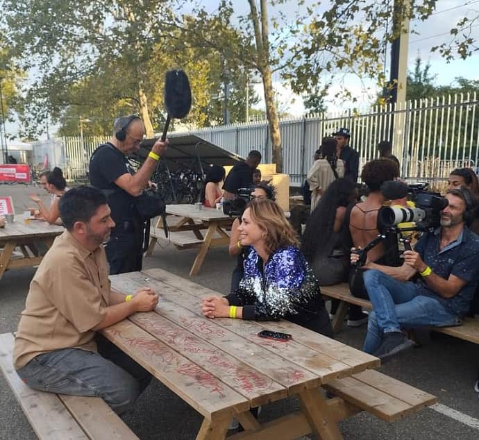 のインスタグラム：「Interview de @tiagomguedes (son directeur) qui a voulu cette biennale profondément populaire. La danse va bien au delà de l’opéra ou des salles de spectacle… et elle est pour tous 💃🏻🕺🏻  De la #polkachinata au #ballroom, en passant par le #contemporain au #hiphop  Devant le TNP : démonstration de Polka Chinata Aux usines Fagor : découverte du Ballroom #houseofrevlon」