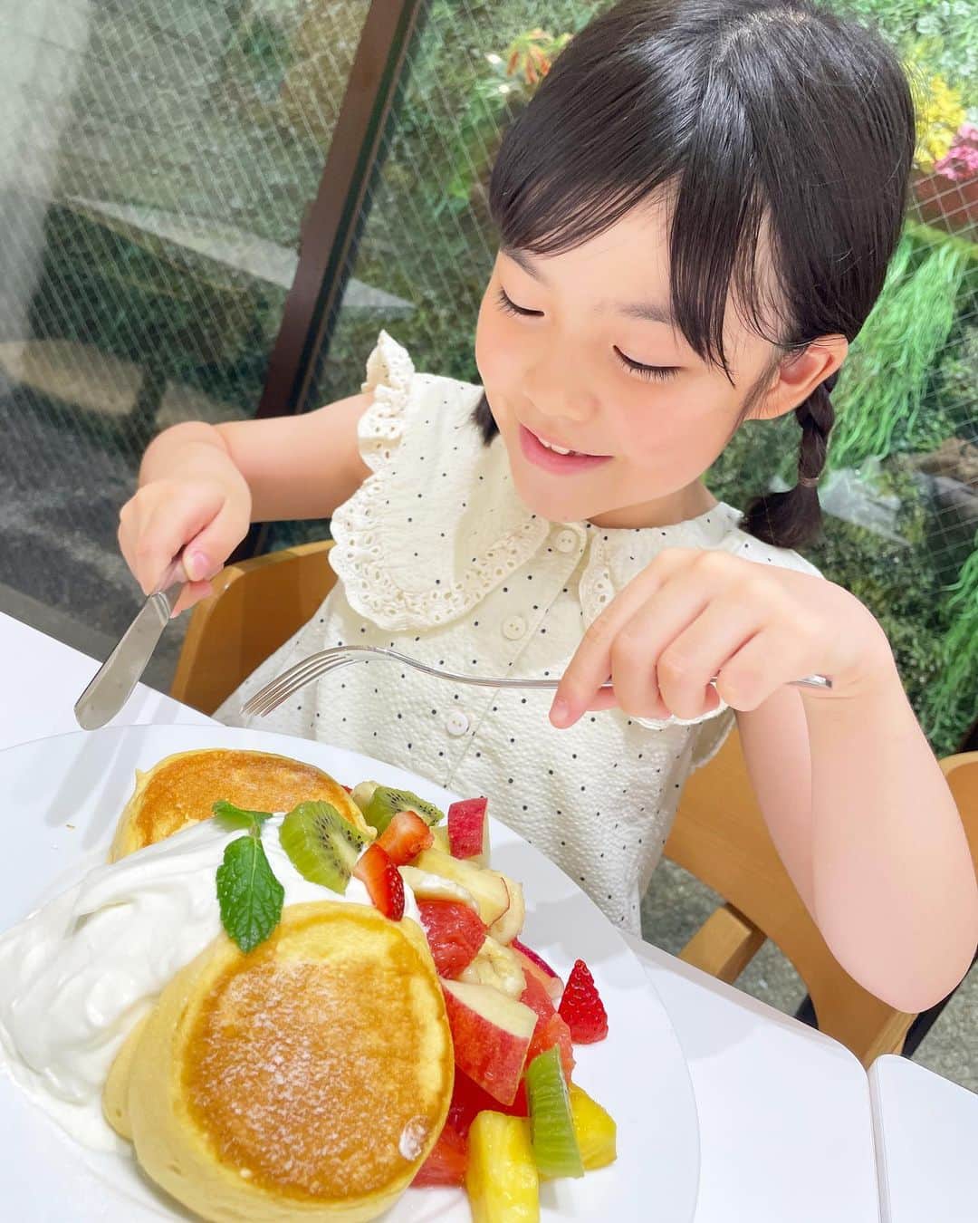加藤柚凪さんのインスタグラム写真 - (加藤柚凪Instagram)「暑いおでかけの日☀️ フルーツもりもりのパンケーキ食べて 元気いっぱいになりました😋🎶  ごちそうさまでした😊🍓  #おいしくていっぱい食べた #パンケーキ🥞💕 #永瀬ゆずな @yuzuna_nagase」9月18日 16時09分 - yuzuna_nagase