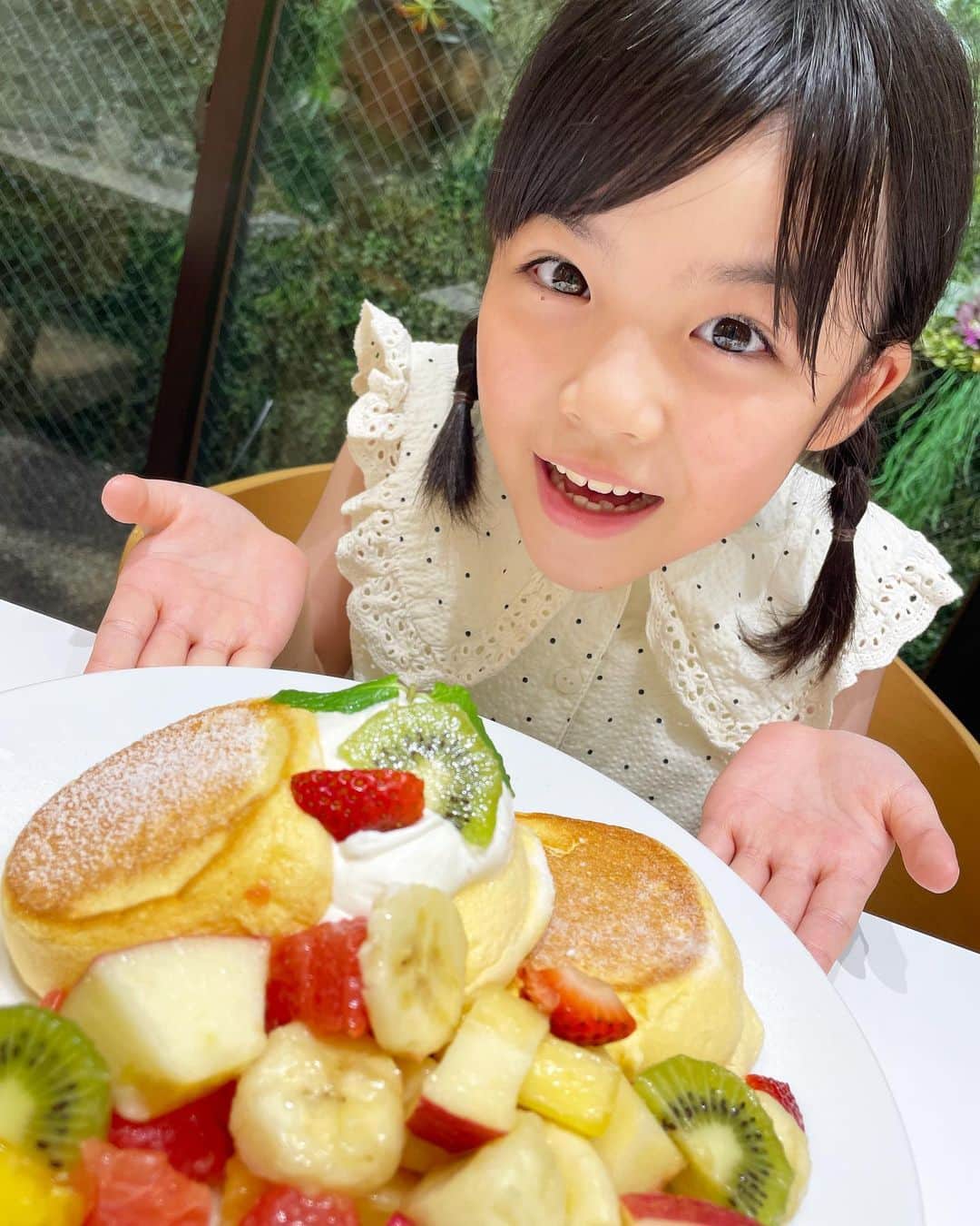 加藤柚凪のインスタグラム：「暑いおでかけの日☀️ フルーツもりもりのパンケーキ食べて 元気いっぱいになりました😋🎶  ごちそうさまでした😊🍓  #おいしくていっぱい食べた #パンケーキ🥞💕 #永瀬ゆずな @yuzuna_nagase」