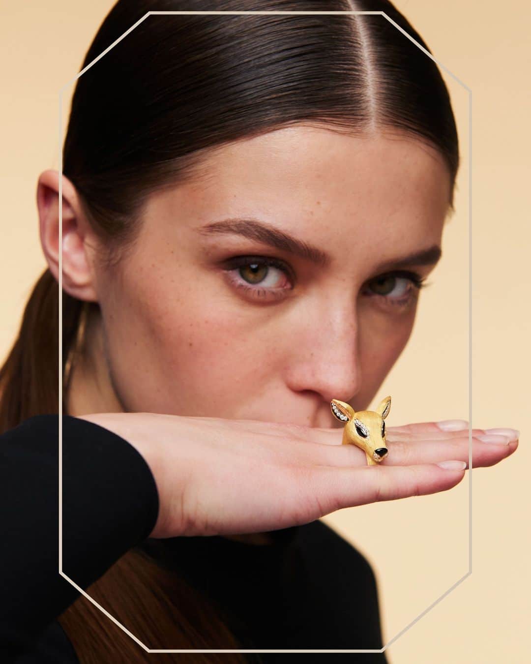 ブシュロンのインスタグラム：「Up for adoption⁣ ⁣ Nara: Boucheron doe. ⁣ Her favorite stone? Black sapphire.⁣ How to adopt her? As a ring, on its own or in an accumulation.⁣ Matching expression? Can't take my eyes off you.⁣ ⁣ #BoucheronAnimals」