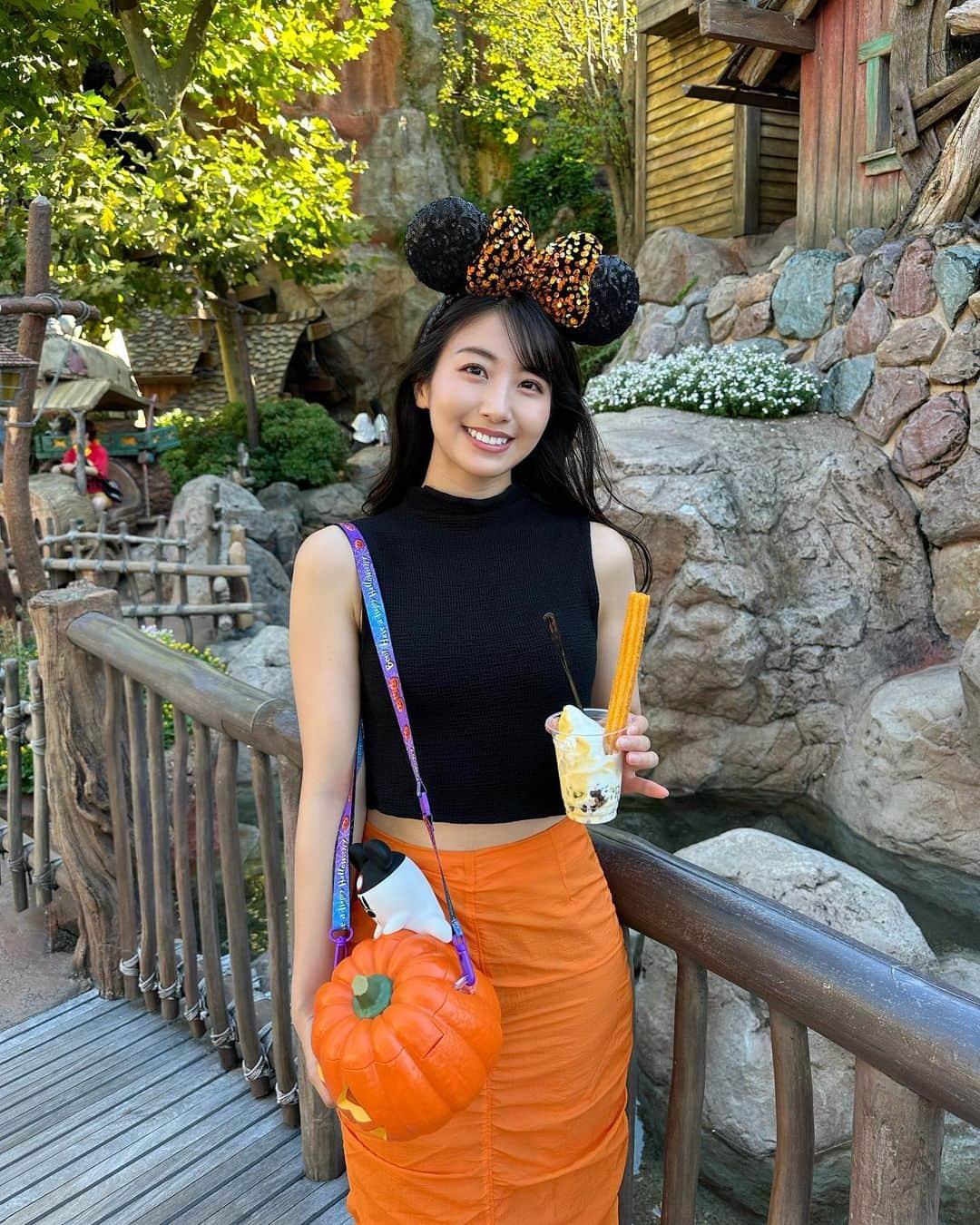 関根ささらさんのインスタグラム写真 - (関根ささらInstagram)「#Disneyhalloween 🎃🖤🧡  9/15から #ディズニーハロウィン がスタートしました♡  例年は初日から(なんならスニークと呼ばれるイベント前日から) #Dハロ仮装 して楽しんでいるのですが、今年はいろんな準備が間に合わず、さらにまもなく舞台稽古期間が始まるので仮装は一度だけになりそうです🥹🥹その一回にかけて楽しみたい所存……🖤🩷 . . . . 今年も #ハロウィンフード が沢山で全種類食べたい、、！多分無理だけど、、！🥹まずは営業再開した #ラケッティのラクーンサルーン で #定番メニュー の #クリッターサンデー (ハロウィンver.)を食べました🎃 #メイプルパンプキンチュロス が最高に美味しい…🍁🎃 . . . . #disneyfood #disneyfoodie #disneyfoodies #disneyfoodblog #disneyears #disneylife #tokyodisneyland #tdl #tokyodisneyresort #tdr #東京ディズニーランド #東京ディズニーリゾート #ディズニーハロウィーン #Dハロ #ディズニーランド #ディズニーグルメ #ハロウィンディズニー #ハロウィンメニュー #ディズニー写真部 #食べ歩きグルメ #食べ歩きスイーツ #disneygram」9月18日 16時13分 - sasarasekine