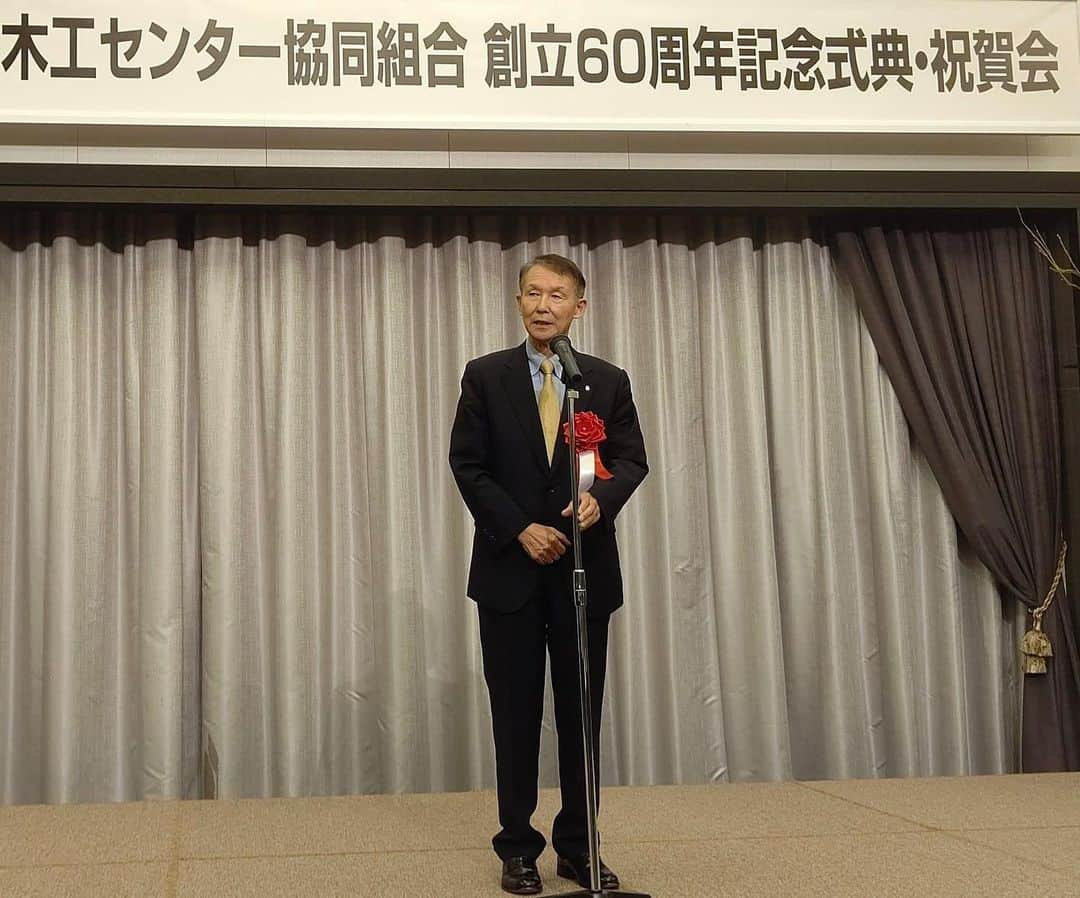 きいちゃんのインスタグラム：「【知事活動報告】 和歌山木工センター協同組合の60周年記念式典。和歌山の地場産業の代表選手。木工団地の皆さんには、落選中から大層お世話になってきました。この間、閉じた工場もあれば、新たに進出した企業もあって、時代の流れを感じます。引き続き、次の60年を目指して頑張っていきましょう！  #和歌山県 #木工センター」
