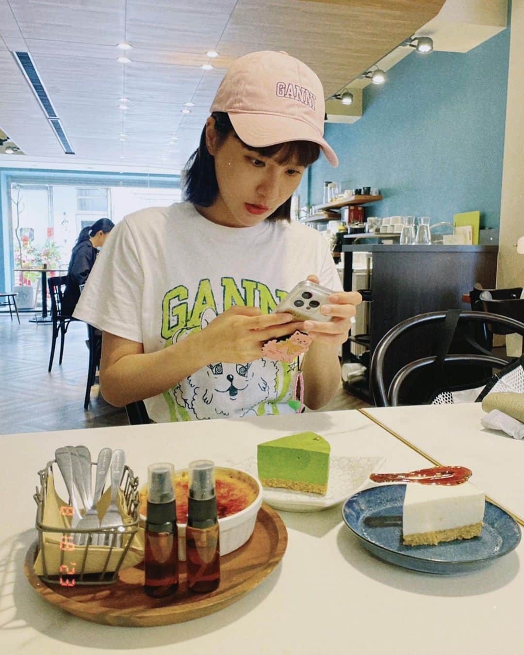 峮峮さんのインスタグラム写真 - (峮峮Instagram)「🧚‍♀️✨ . . . 忘了說 謝謝大家的入圍祝賀🩶 可以開香檳慶祝了 YAAAAA((៸៸⩊៸៸)𖥔 ࣪」9月18日 16時25分 - qun_04