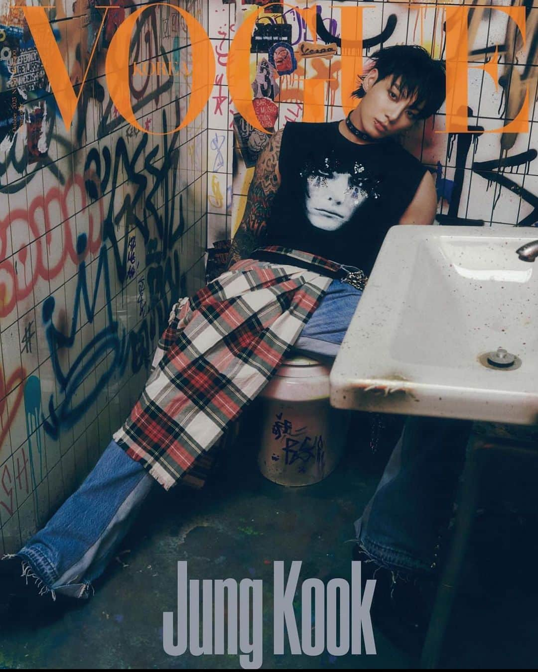 ヴェトモンさんのインスタグラム写真 - (ヴェトモンInstagram)「#JungKook @bts.bighitofficial wears VETEMENTS & @VTMNTS for @VOGUEKOREA covers #VogueCover」9月18日 16時17分 - vetements_official