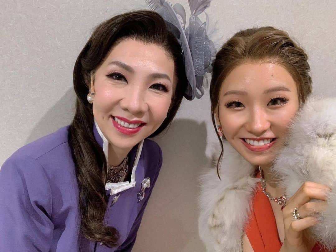 樹里咲穂のインスタグラム：「敷村珠夕ちゃんと✨敷村ちゃんとはレミゼ、バイバイバーディそして今回と 3回目の共演😁 毎年一緒になるというご縁が💕 またご一緒することがあったら笑っちゃう😆 敷村ちゃんは今回は元ヤンのギャル系セレブを好演していますよー✨ セレブ仲間として楽しくお芝居してます💕 #最高のオバハン中島ハルコ  #御園座」