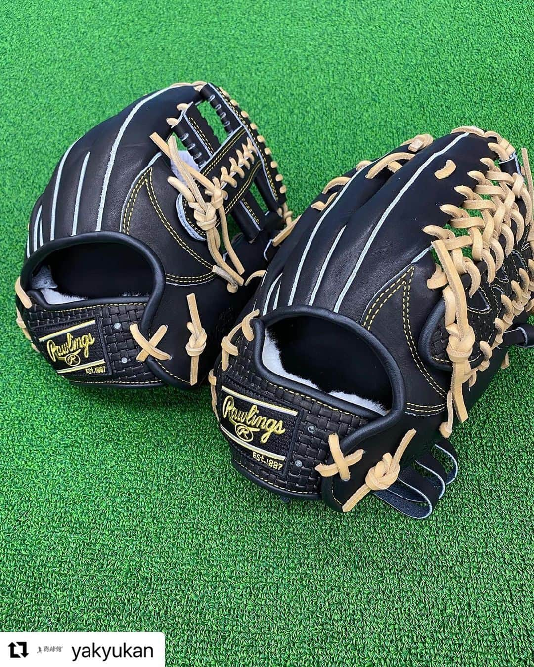 Rawlings Japanさんのインスタグラム写真 - (Rawlings JapanInstagram)「#Repost @yakyukan with @use.repost ・・・ . これは👀👀👀  ローリングスさんのグラブは本当に個性豊かです🤤  高校野球対応の中でも遊び心満載なんですよ😙  今回のグラブは手口の部分などに編み込んだような型押しがされています🤩  ホンマに高校野球対応？  と思えるぐらいです😂  格子柄のような模様を施した今回の柄ですが見方によっては高級ブランドの柄にも見えてきます🙄  あえてその高級ブランドは伏せておきます🙃  今回ご紹介分は軟式用になるのですが気になる方は是非チェックしてみて下さい✨️👀✨️👀   ～～～～～～～～～～～～～～～～～ 📪558-0031 📍大阪府大阪市住吉区沢之町1-3-3 ☎06-6692-6655 ⌚営業時間【平日】11:00～20:00 　　　　　【土日祝】10:00～20:00 　定休日　水曜日(第二、第三木曜日) ～～～～～～～～～～～～～～～～～ #野球  #ソフトボール  #ローリングス  #rawlings  #軟式用グローブ  #格子柄  #高校野球対応  #限定品  #大阪  #osaka  #住吉  #野球専門店  #野球館  #野球用品  #グラブ  #グローブ  #バット  #スパイク  #ユニホーム  #少年野球  #中学野球  #高校野球  #大学野球  #社会人野球  #プロ野球  #草野球  #硬式野球  #軟式野球  #甲子園  @rawlings_japan_llc」9月18日 16時29分 - rawlings_japan_llc