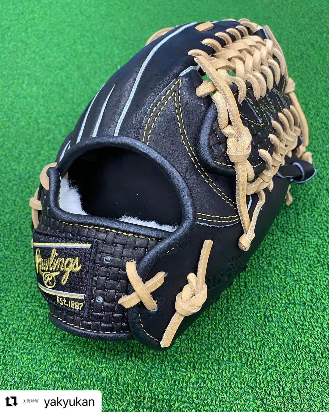 Rawlings Japanさんのインスタグラム写真 - (Rawlings JapanInstagram)「#Repost @yakyukan with @use.repost ・・・ . これは👀👀👀  ローリングスさんのグラブは本当に個性豊かです🤤  高校野球対応の中でも遊び心満載なんですよ😙  今回のグラブは手口の部分などに編み込んだような型押しがされています🤩  ホンマに高校野球対応？  と思えるぐらいです😂  格子柄のような模様を施した今回の柄ですが見方によっては高級ブランドの柄にも見えてきます🙄  あえてその高級ブランドは伏せておきます🙃  今回ご紹介分は軟式用になるのですが気になる方は是非チェックしてみて下さい✨️👀✨️👀   ～～～～～～～～～～～～～～～～～ 📪558-0031 📍大阪府大阪市住吉区沢之町1-3-3 ☎06-6692-6655 ⌚営業時間【平日】11:00～20:00 　　　　　【土日祝】10:00～20:00 　定休日　水曜日(第二、第三木曜日) ～～～～～～～～～～～～～～～～～ #野球  #ソフトボール  #ローリングス  #rawlings  #軟式用グローブ  #格子柄  #高校野球対応  #限定品  #大阪  #osaka  #住吉  #野球専門店  #野球館  #野球用品  #グラブ  #グローブ  #バット  #スパイク  #ユニホーム  #少年野球  #中学野球  #高校野球  #大学野球  #社会人野球  #プロ野球  #草野球  #硬式野球  #軟式野球  #甲子園  @rawlings_japan_llc」9月18日 16時29分 - rawlings_japan_llc