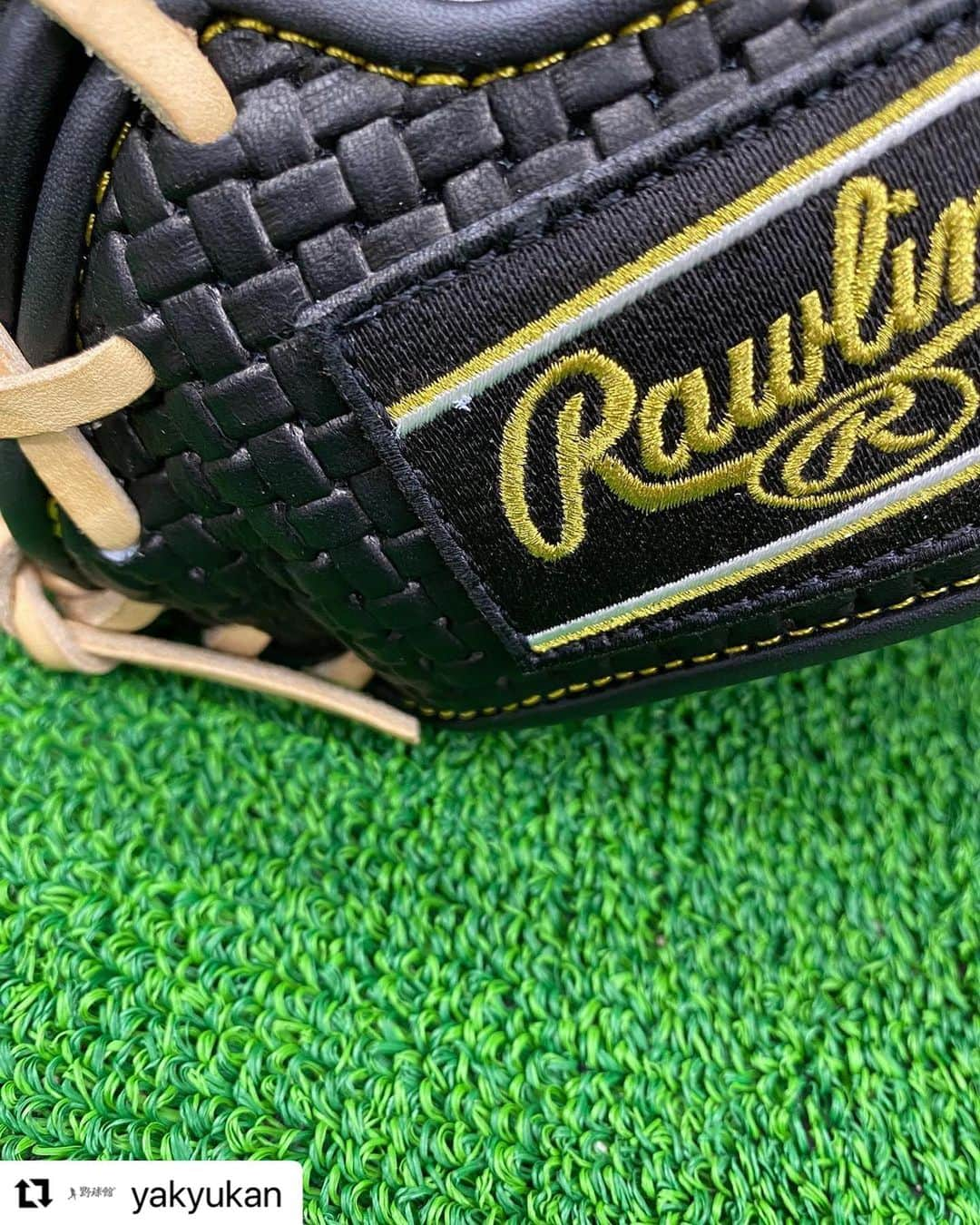 Rawlings Japanさんのインスタグラム写真 - (Rawlings JapanInstagram)「#Repost @yakyukan with @use.repost ・・・ . これは👀👀👀  ローリングスさんのグラブは本当に個性豊かです🤤  高校野球対応の中でも遊び心満載なんですよ😙  今回のグラブは手口の部分などに編み込んだような型押しがされています🤩  ホンマに高校野球対応？  と思えるぐらいです😂  格子柄のような模様を施した今回の柄ですが見方によっては高級ブランドの柄にも見えてきます🙄  あえてその高級ブランドは伏せておきます🙃  今回ご紹介分は軟式用になるのですが気になる方は是非チェックしてみて下さい✨️👀✨️👀   ～～～～～～～～～～～～～～～～～ 📪558-0031 📍大阪府大阪市住吉区沢之町1-3-3 ☎06-6692-6655 ⌚営業時間【平日】11:00～20:00 　　　　　【土日祝】10:00～20:00 　定休日　水曜日(第二、第三木曜日) ～～～～～～～～～～～～～～～～～ #野球  #ソフトボール  #ローリングス  #rawlings  #軟式用グローブ  #格子柄  #高校野球対応  #限定品  #大阪  #osaka  #住吉  #野球専門店  #野球館  #野球用品  #グラブ  #グローブ  #バット  #スパイク  #ユニホーム  #少年野球  #中学野球  #高校野球  #大学野球  #社会人野球  #プロ野球  #草野球  #硬式野球  #軟式野球  #甲子園  @rawlings_japan_llc」9月18日 16時29分 - rawlings_japan_llc