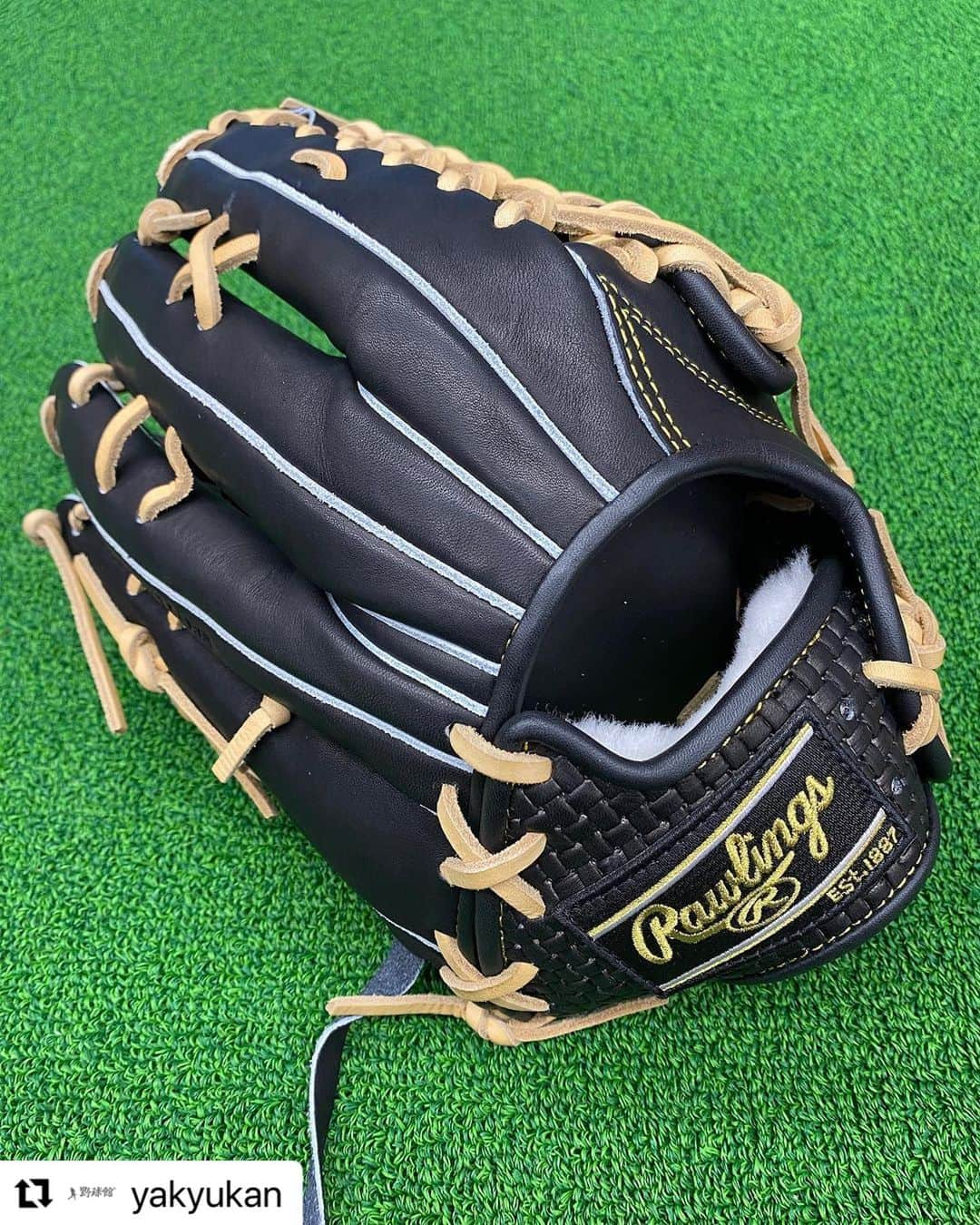 Rawlings Japanさんのインスタグラム写真 - (Rawlings JapanInstagram)「#Repost @yakyukan with @use.repost ・・・ . これは👀👀👀  ローリングスさんのグラブは本当に個性豊かです🤤  高校野球対応の中でも遊び心満載なんですよ😙  今回のグラブは手口の部分などに編み込んだような型押しがされています🤩  ホンマに高校野球対応？  と思えるぐらいです😂  格子柄のような模様を施した今回の柄ですが見方によっては高級ブランドの柄にも見えてきます🙄  あえてその高級ブランドは伏せておきます🙃  今回ご紹介分は軟式用になるのですが気になる方は是非チェックしてみて下さい✨️👀✨️👀   ～～～～～～～～～～～～～～～～～ 📪558-0031 📍大阪府大阪市住吉区沢之町1-3-3 ☎06-6692-6655 ⌚営業時間【平日】11:00～20:00 　　　　　【土日祝】10:00～20:00 　定休日　水曜日(第二、第三木曜日) ～～～～～～～～～～～～～～～～～ #野球  #ソフトボール  #ローリングス  #rawlings  #軟式用グローブ  #格子柄  #高校野球対応  #限定品  #大阪  #osaka  #住吉  #野球専門店  #野球館  #野球用品  #グラブ  #グローブ  #バット  #スパイク  #ユニホーム  #少年野球  #中学野球  #高校野球  #大学野球  #社会人野球  #プロ野球  #草野球  #硬式野球  #軟式野球  #甲子園  @rawlings_japan_llc」9月18日 16時29分 - rawlings_japan_llc