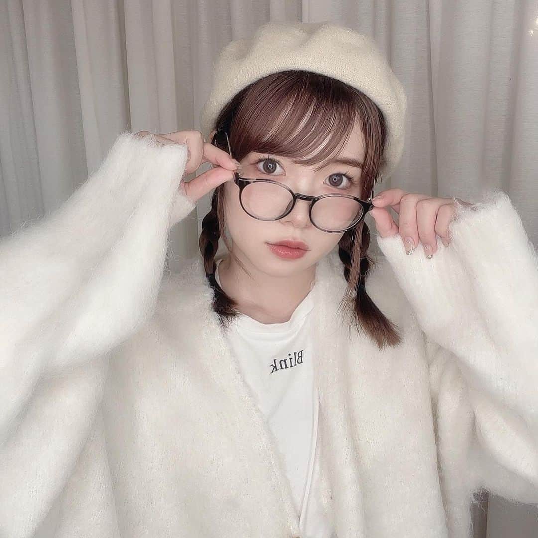 のインスタグラム：「もう秋服の準備してる？🍂  実は四季の中で一番秋が好き🍠 . . カーディガンはこちらのですˎˊ˗ @wclosetwearsinc  . . 今日ならzozotown1000円クーポン出てるみたい！👀✨ . #wcloset  #秋服 #ootd #ベレー帽 #カーディガンコーデ #コーデ #ヘアアレンジ #ヘアカラー」