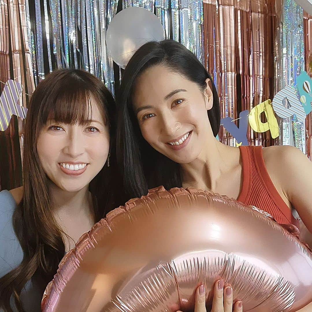 吉松育美のインスタグラム：「My sis😄✨️😄  実はシスコンな私🤭💖笑  理系と文系 ピンク好き🩷ブルー好き💙 マイペース、せっかち  全然違うけど仲良し😙笑  #姉妹 #sister」