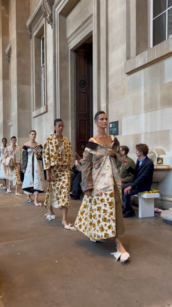 スージー・ロウのインスタグラム：「Always up for a Mitford moment and @erdem has mined Deborah “Debo” Cavendish née Mitford, her life and her home of Chatsworth in such an off-kilter and beautiful way The layering of upholstery fabrics and textiles from Chatsworth interiors together with fun elements like Elvis costume embroidery and then Debo’s own uniform of kilts and padded country skirts… a truly fun melange of eras」