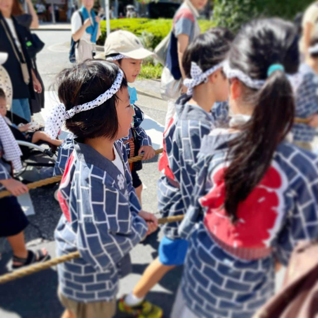 新井美穂のインスタグラム：「今日は保育園メンバーで、仙川八幡神社のお祭りへ⛩️  コロナ前の幼い頃は、お神輿をいつも楽しんでいたので きっと今日も久しぶりのお神輿、喜ぶだろうなと楽しみにしていたのに  1年生になった娘は、暑さにやられて始終ふてくされて「私、こういうお祭りは好きじゃないんだけど！」と半ギレされ、逆ギレしたのもあり（笑）  全然良い顔撮れなかったけど😅  でも最後までちゃんとひっぱれて、よく頑張りました〜  #娘7歳3ヶ月」