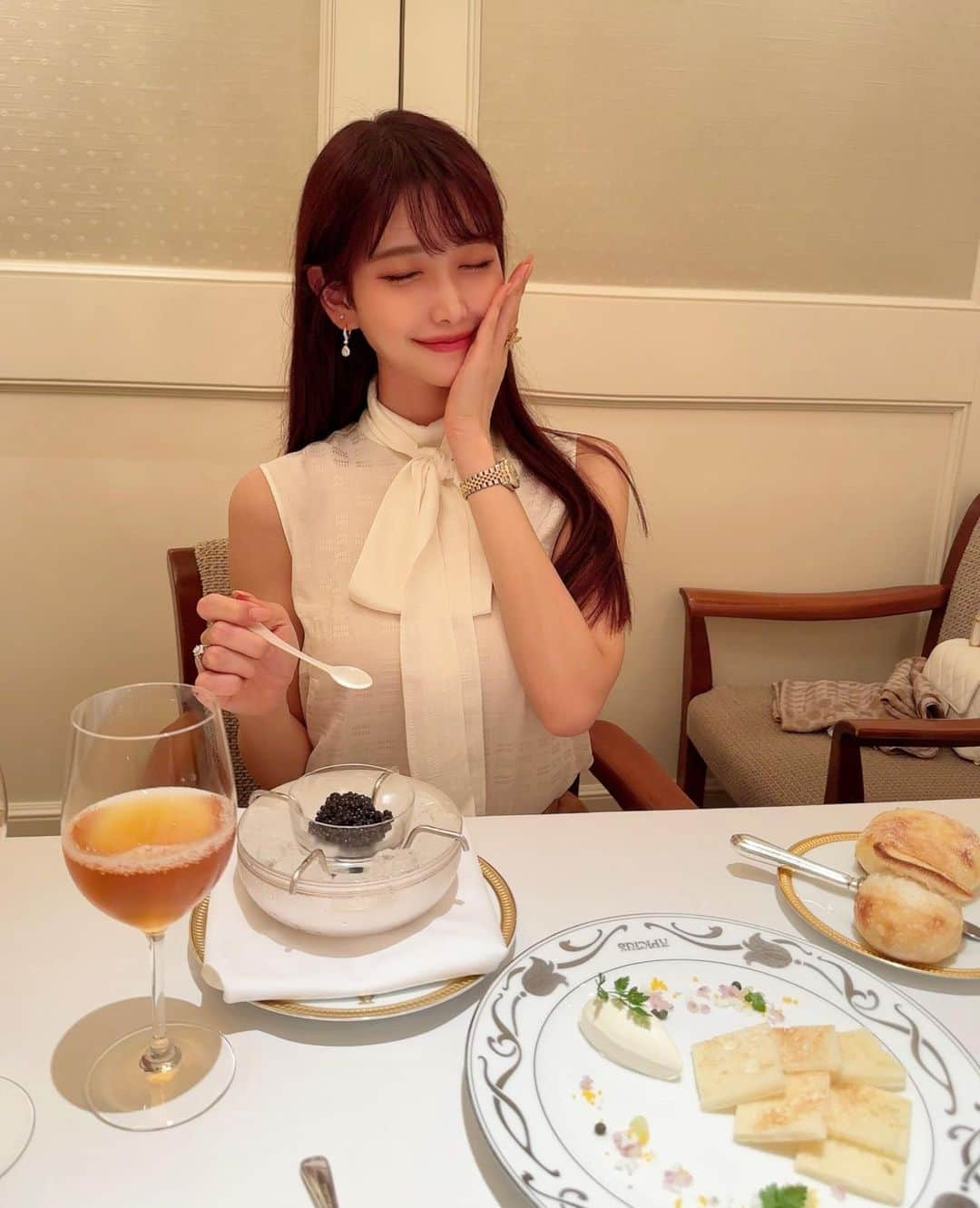 MAYUのインスタグラム：「. APICIUS🍽️✨ ここでもお祝いして頂いちゃった✨ 嬉しいな🥳❤️ . キャビアだいすきなの〜🤤 できることなら毎日食べたい！笑 . あとね、微炭酸のりんごジュースが とっても美味しかった🍎 ビンの写真撮っておけば良かったなぁ。。 どこのものなんだろう。。 りんごジュース愛好家としてはとても気になる🍎🍎 . . #APICIUS#dinner#caviar#birthday#birthdaydinner#birthdaygirl#birthdaycake#miumiu#アピシウス#フレンチ#フランス料理#キャビア#誕生日#誕生日ケーキ」