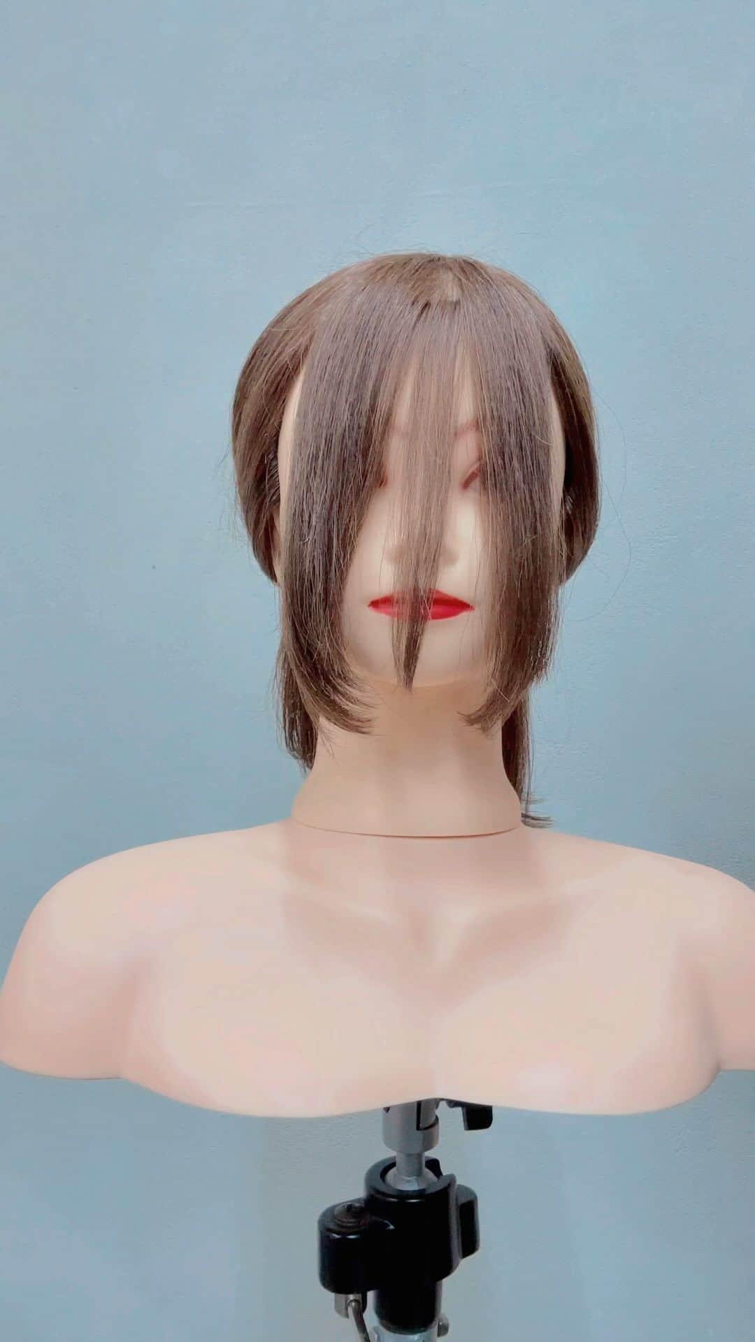 鶴谷和俊のインスタグラム：「前髪カット  -"Bangs haircut" -"앞머리 컷" -"前髪剪" - "剪刘海" - "बैंग्स कट"  使用ハサミ JOEWELL @joewell_japan  ・ニューコバルトNC-5 ・SUPREME ボリュームコントロールセニング SNT ・量感調整セニング CST ・カーブ笹刃 SDB-R #pr  #カット #ヘアカット #ヘアスタイル #髪型 #ทรงผม #ตัดผม #頭髮款式 #剪頭髮 #hair  #hairstyle #hairstyles #hairstyleideas #hairstylest #hairstyle #hairstylevideo #머리스타일 #머리스타일 #긴머리레이어드컷  #긴머리레이어드펌  #레이어드컷  #레이어드펌  #c컬  #여자머리  #여신머리  #하움 #허그컷  #허그펌」