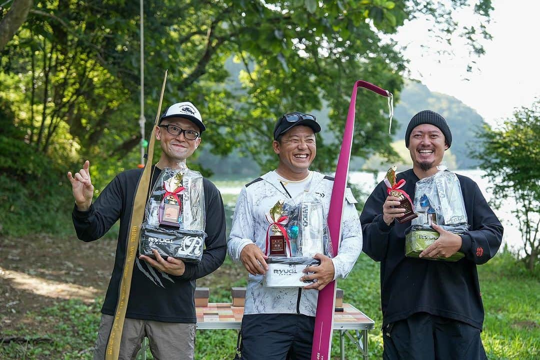 HASSYのインスタグラム：「記念すべき 第1回エグジマフェス🏆  優勝者🥇GMさん 準優勝🥈ムタさん 3位🥉ヒロシさん  でした。 おめでとうございます‼️  #エグジマフェス #釣り大会 #釣り #バス釣り #バスフィッシング #ブラックバス #相模湖 #相模湖バス釣り #ええやんかぁ」