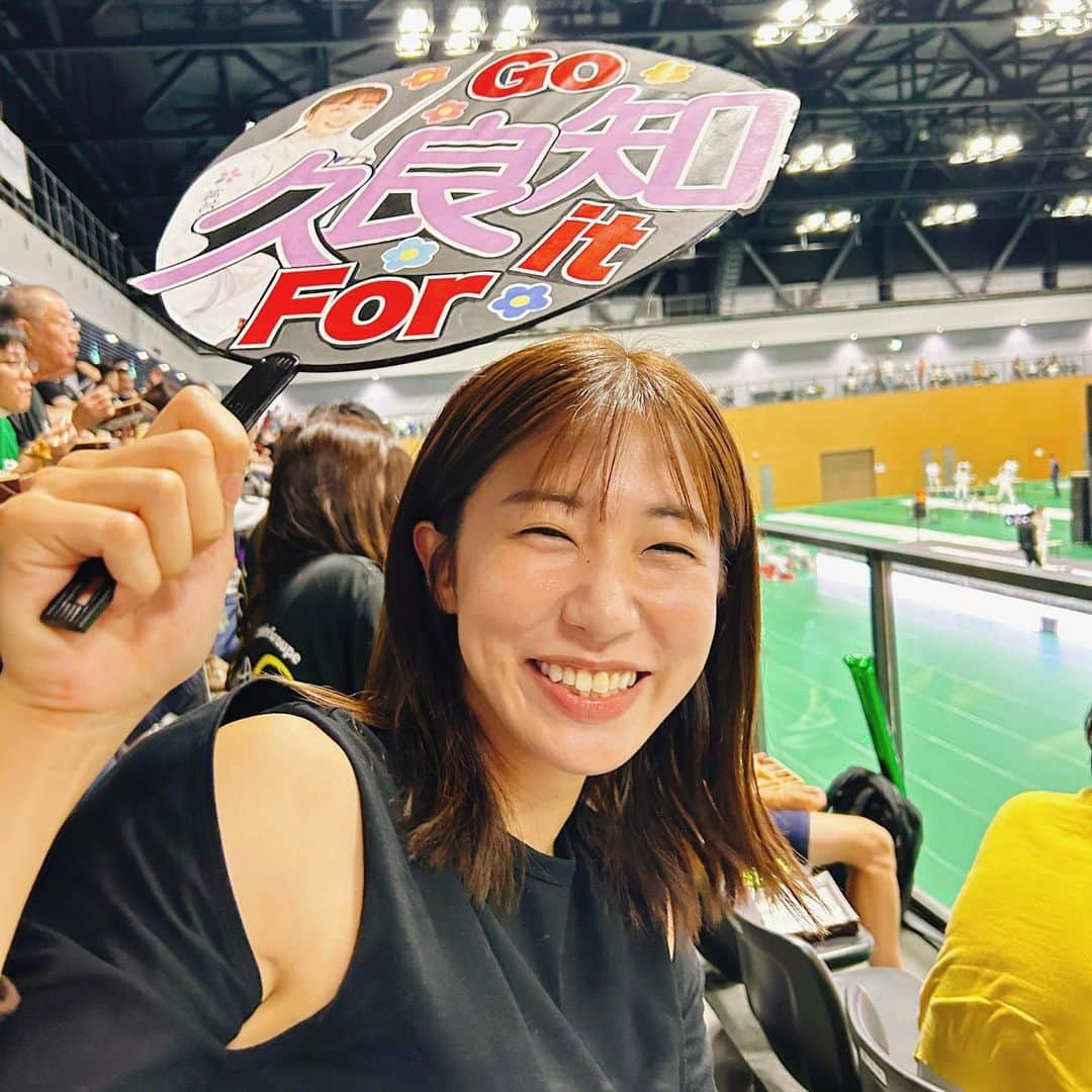 伊藤さつきさんのインスタグラム写真 - (伊藤さつきInstagram)「全日本フェンシング選手権🤺 美帆の応援へ🎌　@miho_kurachi  美諭と私は相変わらずリアクション大きめでした。笑 @miyu_yamada_  美帆の試合見れてよかった〜⭐️ かっこよすぎて鳥肌立ちまくり🥹 ハードな1日本当にお疲れ様でした🙏🏻 まだまだ試合は続くみたいなので、がんばれ〜🫶❤️‍🔥 超絶かわいいうちわ作成ありがとうございました🥹 @jac_manager」9月18日 16時39分 - satsukiito