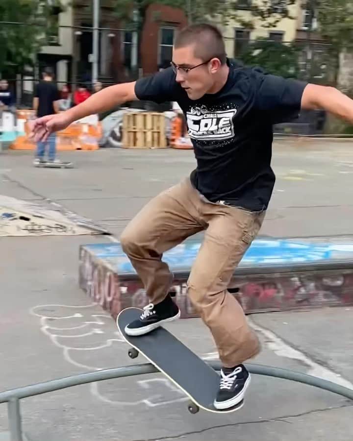 のインスタグラム：「The @vansskate x @hockey.eyeswithoutaface SLAM at Tompkins went off! Thanks to those who came out to ride the snake 🐍 and go top shelf on the hockey net 🥅. Come see the 3 new obstacles in person at Tompkins and check out the Vans X Hockey collection in stores now and anytime at vans.com/skateboarding」