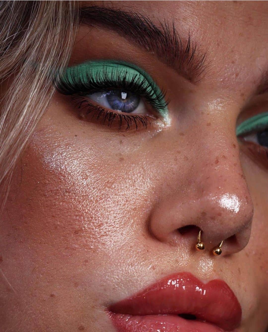 のインスタグラム：「🍵Matcha Latte vibes with our Blood Money Palette! 💚💸 Dive into these rich, green tones for a look that's as bold as it is refreshing. #JeffreeStarCosmetics #MatchaLatte #BloodMoneyPalette 🍃💚💫 Artist: @lipsonfire」