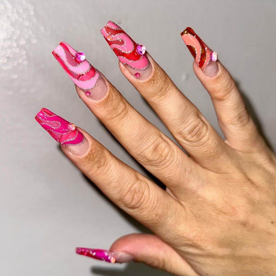 安田直美のインスタグラム：「Pink swirl 💅🏽 for @annatrevelyan 💗💘🎀🌸💞」