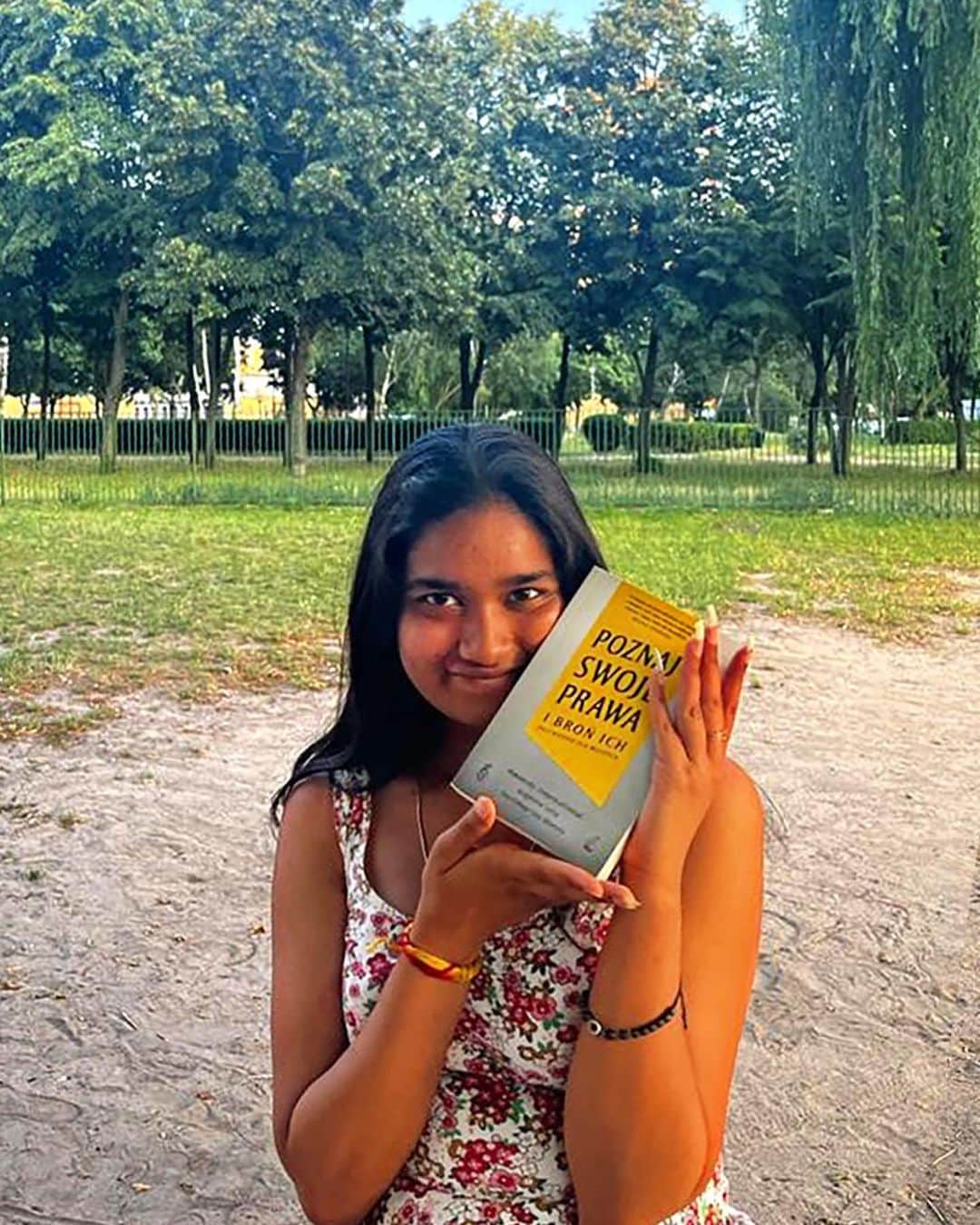 アンジェリーナ・ジョリーさんのインスタグラム写真 - (アンジェリーナ・ジョリーInstagram)「To claim your rights, you have to know what they are. Article 42 of the Convention on the Rights of the Child requires governments to ensure that children and parents are aware of the principles and rights enshrined in the convention. Pleased that our book on youth rights is now also being published in Albania, Kosovo, Poland, Romania and Moldova, and sending my respect to all the young activists defending child rights in the region and using their right to a voice.  Për t’i kërkuar të drejtat tuaja, duhet t’i njihni ato. Neni 42 i Konventës për të Drejtat e Fëmijëve i detyron qeveritë të sigurohen që fëmijët dhe prindërit të jenë të vetëdijshëm për parimet dhe të drejtat e mbrojtura me konventë. Jam e lumtur që libri ynë për të drejtat e të rinjve tani është publikuar në Shqipëri, Kosovë, Poloni, Rumani dhe Moldavi, dhe ua dërgoj respektin tim të gjithë aktivistëve/eve që mbrojnë të drejtat e fëmijëve në rajon dhe që përdorin të drejtën e tyre të jenë të zëshëm.  Pentru a-ți revendica drepturile, trebuie să știi care sunt acestea. Articolul 42 din Convenția cu privire la drepturile copilului prevede că guvernele trebuie să se asigure că copiii și părinții cunosc principiile și drepturile, care se regăsesc în această Convenție. Mă bucur că cartea "Cunoaște-ți Drepturile și Revendică-le" este acum publicată în Republica Moldova, România, Albania, Kosovo și Polonia. Îmi exprim respectul față de toți tinerii activiști, care apără drepturile copilului în regiune și își valorifică dreptul de a vorbi public despre acest lucru.    Musisz znać swoje prawa, aby móc się o nie upomnieć. Artykuł 42 Konwencji o prawach dziecka nakłada na rządy obowiązek zapewnienia, aby dzieci i rodzice znali prawa i zasady zawarte w Konwencji. To dla nas czysta przyjemność, że nasza książka o prawach dzieci ukazuje się w Albanii, Kosowie, Polsce, Rumunii i w Mołdawii. Pragnę wyrazić ogromny szacunek dla wszystkich młodych aktywistów i aktywistek, które bronią praw dzieci w regionie i korzystają ze swojego prawa do wyrażania opinii.  @Amnesty @amnesty_international_polska @amnesty_md #Knowyourrights #Njihnitëddrejtattuaja」9月19日 2時04分 - angelinajolie