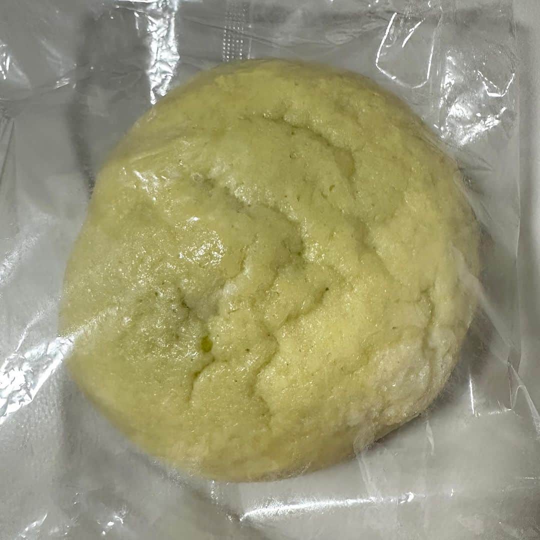 堀田祐美子のインスタグラム：「家の近くのオオゼキで売ってたって買ってきてくれた海老名パーキングの有名なメロンパン。  包がシンプルね！！  48時間で販売個数27,503個を売り上げたとして、販売個数で世界一としてギネス記録に認定されているメロンパン！！  こういうのに食いつく私…  朝、いただきます！！  んっ…カロリー高っ！！  @yumiko_hotta  @t_hearts2020  #堀田祐美子 #yumikohotta  #prowrestling  #プロレス #womansprowrestling  #女子プロレス  #hearts82 #thearts   #海老名メロンパン」