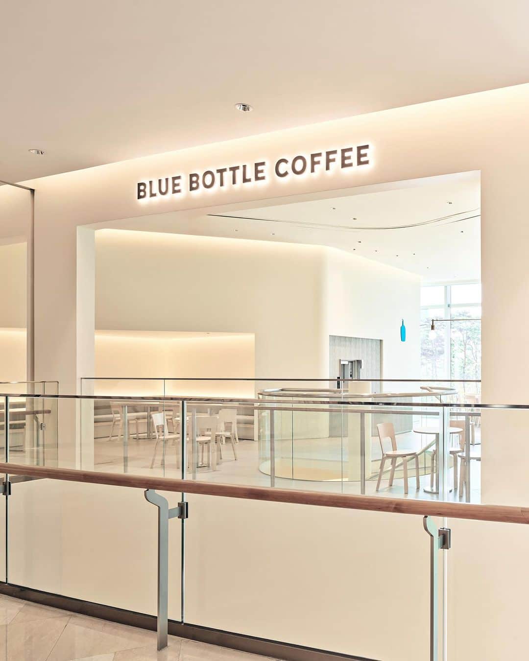 Blue Bottle Coffeeさんのインスタグラム写真 - (Blue Bottle CoffeeInstagram)「Introducing our 11th café in South Korea located at Jamsil Lotte World Tower, one of Korea’s most eye-catching and complex cultural structures. Lotte World Tower sustains both traditional and modern architectural features - the skyscraper embraces characteristics of traditional Korean objects while the tower itself is well-known for being one of the highest buildings in the world.  Our cafe design reflects the architecture of the tower itself. Since the tower was shaped like a traditional calligraphy brush, we incorporated many rounded details to match the tower’s uninterrupted curvature. From the bar area where the barista and guest first meet, to tables that encourage coffee and conversation, curved shapes are a central theme throughout.  Another important feature was to let natural sunlight cascade over the café. To accomplish this, many façades were incorporated into the design so guests could fully immerse themselves in the sunlight and the surrounding nature.  We look forward to welcoming you to our Jamsil Cafe.」9月19日 2時06分 - bluebottle