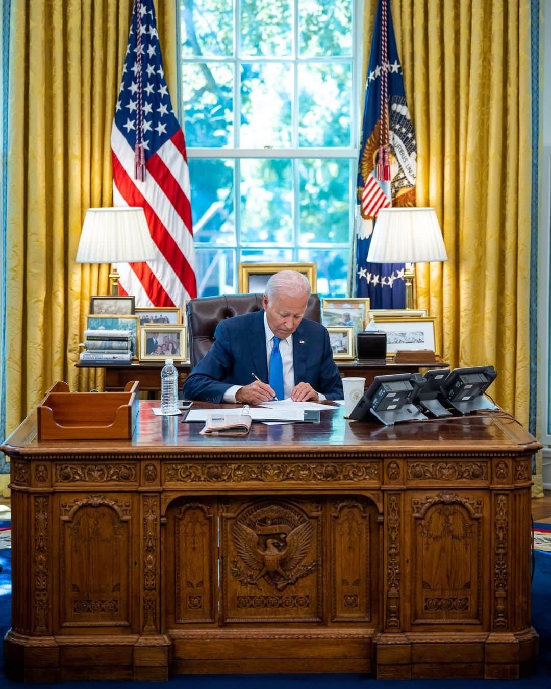 The White Houseさんのインスタグラム写真 - (The White HouseInstagram)「13.5 million new jobs.  Unemployment below 4% for the longest stretch in 50 years.  Highest share of working-age Americans with jobs in 20 years.  It’s called Bidenomics.」9月19日 2時11分 - whitehouse