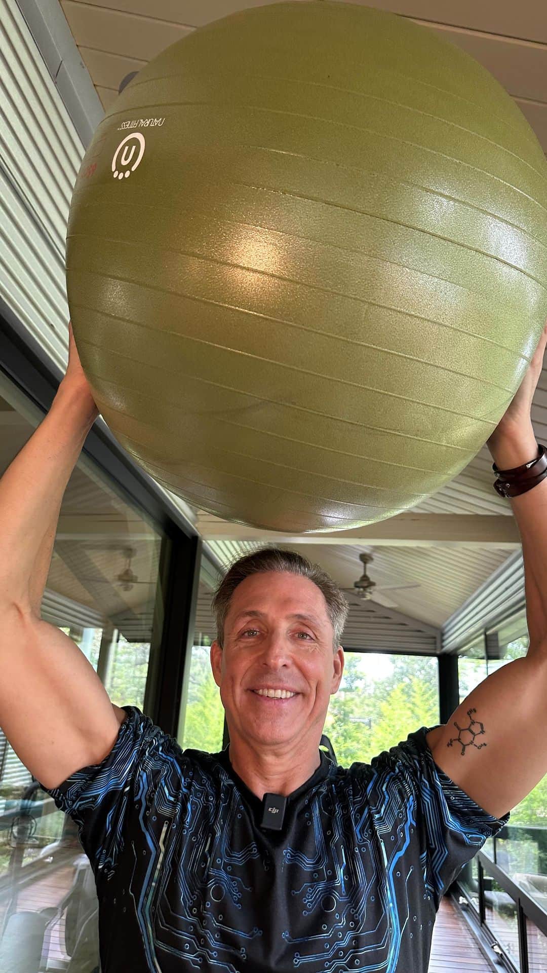 デイヴ・アスプリーのインスタグラム：「You asked me to share more about the supplements and tech I actually use, so I’m sharing more with you here (and getting you a discount when I can).  You’ve seen a lot here about mitochondria. Improving your mitochondria is one of the easiest ways to upgrade your performance and make your body work better.  You’ll also find autophagy in my books, which is like spring cleaning for your cells. Autophagy makes you biologically younger, and triggering autophagy on a regular basis is a powerful anti-aging strategy (by the way, fasting is one of the best ways to activate autophagy).🤪  I have added a new supplement to my stack called Mitopure. It’s the first clinically backed, purified form of Urolithin A available to the general public. You can find it at @timelinenutrition, and it activates mitophagy: autophagy inside your mitochondria. It rolls back the clock on aging and makes your mitochondria stronger.  Mitopure (Urolithin A) is an unusual compound. Most people can’t produce it because you need a rare combination of gut bacteria that metabolize the precursor compounds (ellagitannins – a type of polyphenol found in colorful fruits) into Urolithin.  I know for a fact that it doesn’t matter how many pomegranates or berries I eat— I’m not a natural converter 🤷‍♂️, so my only choice is to consume Mitopure (Urolithin A) in its active, purified form.  Head over to check out Mitopure at Timelinenutrition.com/DAVE and get 10% any Mitopure plan with the code ASPREY10. 🙏🏼  #Biohacking #Biohacker #Biohacked #daveasprey」