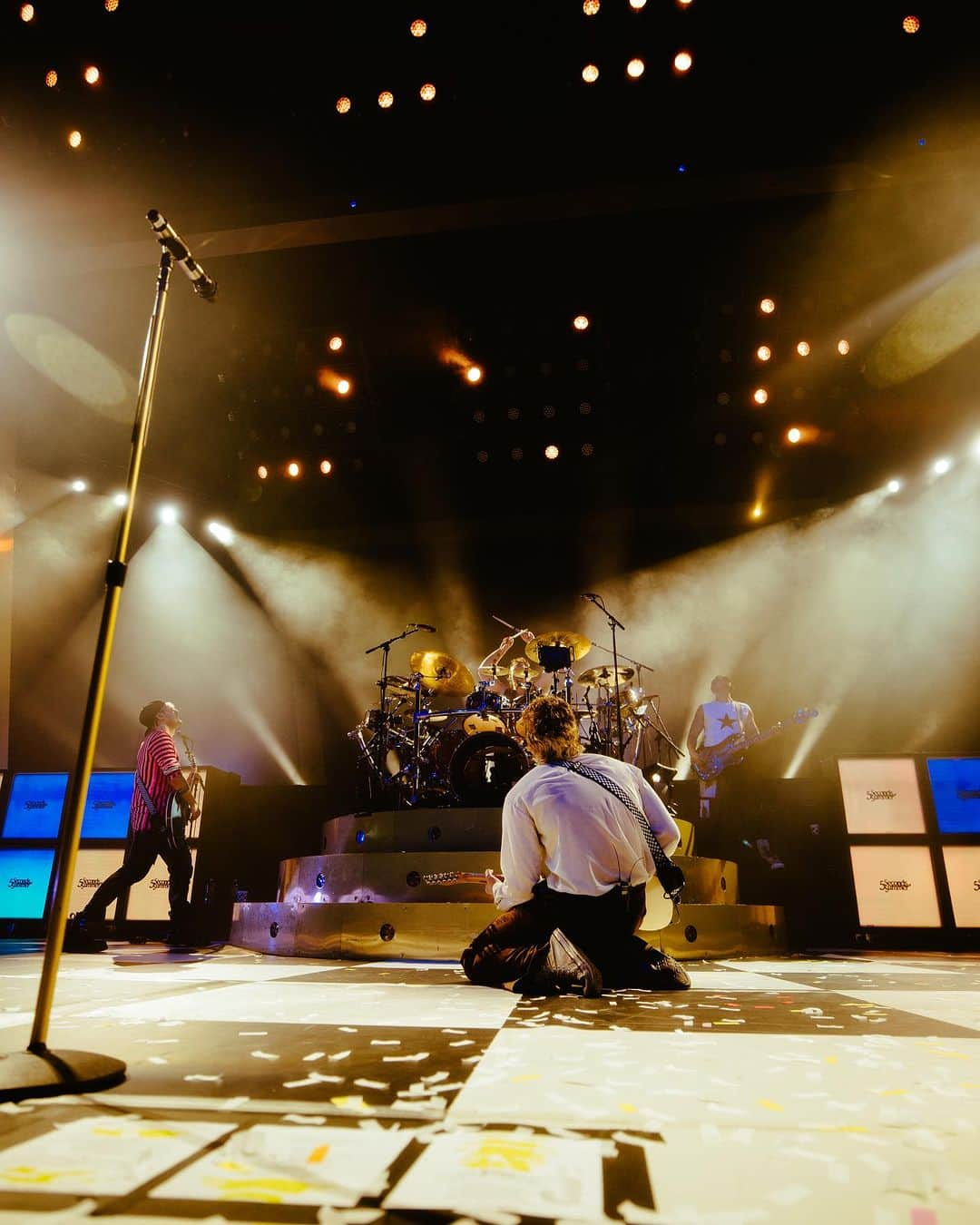 5 Seconds of Summerさんのインスタグラム写真 - (5 Seconds of SummerInstagram)「An absolutely beautiful night celebrating you all in Los Angeles 🤍」9月19日 2時32分 - 5sos