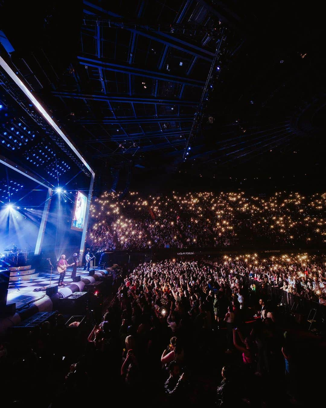 5 Seconds of Summerのインスタグラム：「An absolutely beautiful night celebrating you all in Los Angeles 🤍」